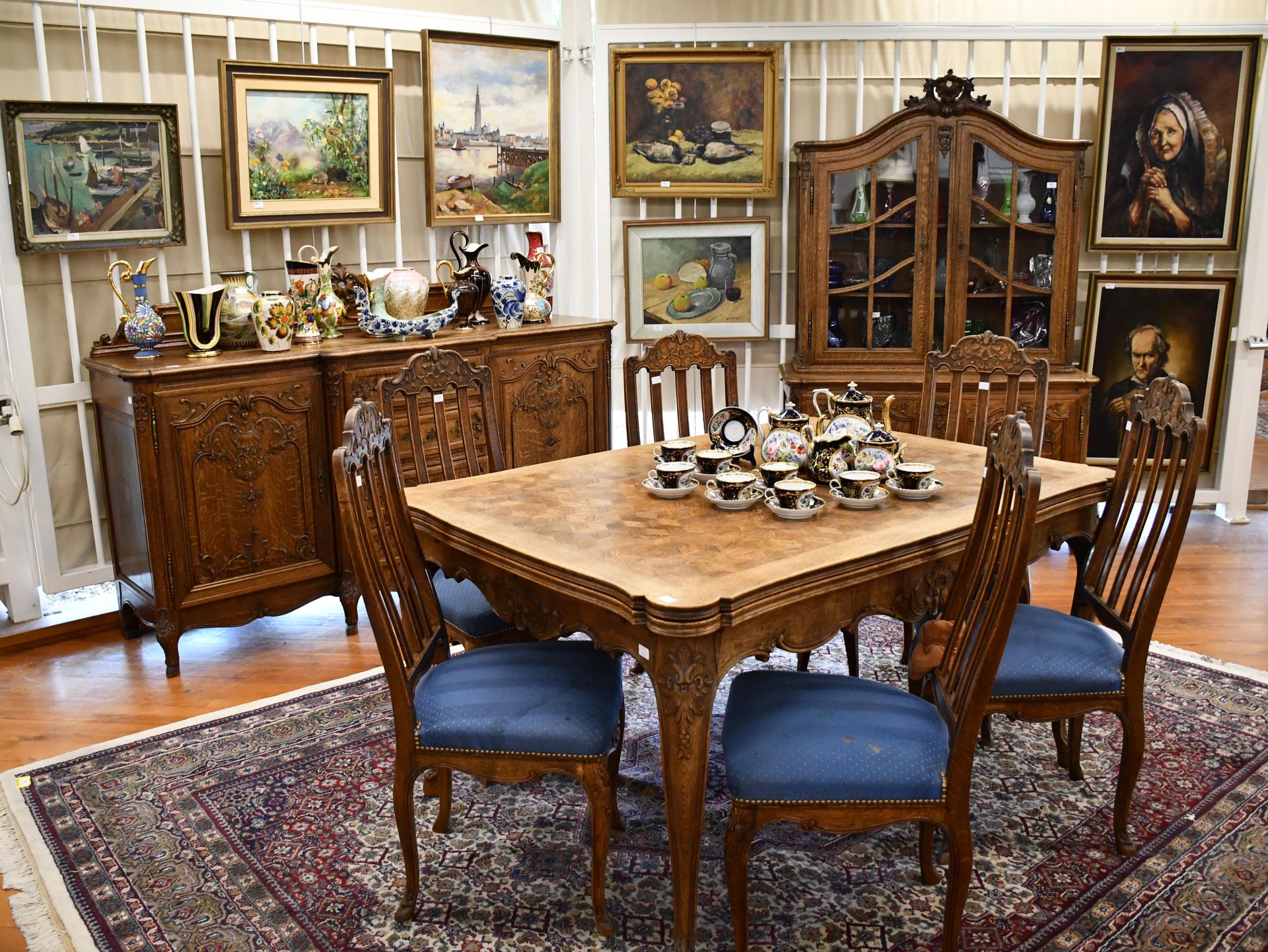 Null 列日餐厅在路易十四风格的橡木雕刻中。

一个中央有弧形主体的餐具柜，一个展示柜，一个有延伸的桌子和六把带靠背的椅子。