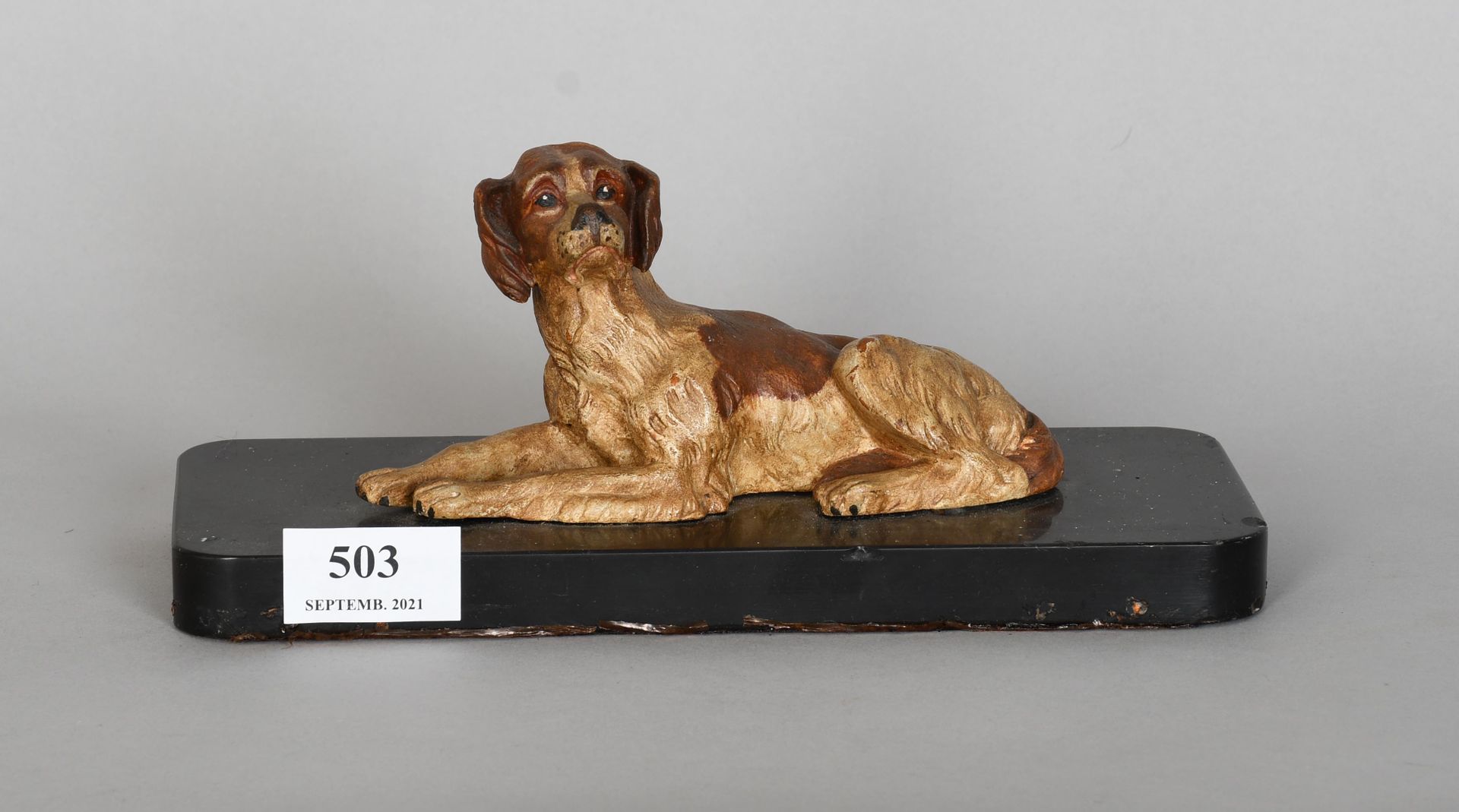 Null Sculpture in painted metal : "Lying dog", on a marble base - Length : 24 cm