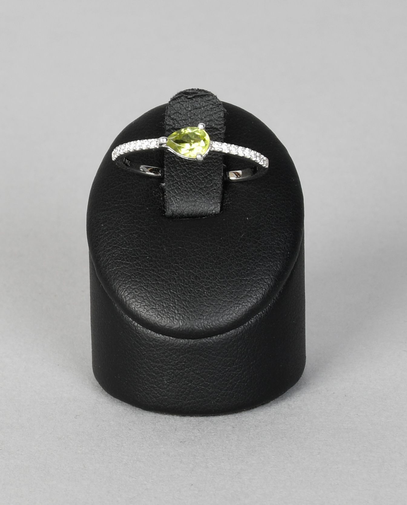 Null Jewel

Fine ring in 18 carat white gold set with a green stone and diamonds&hellip;