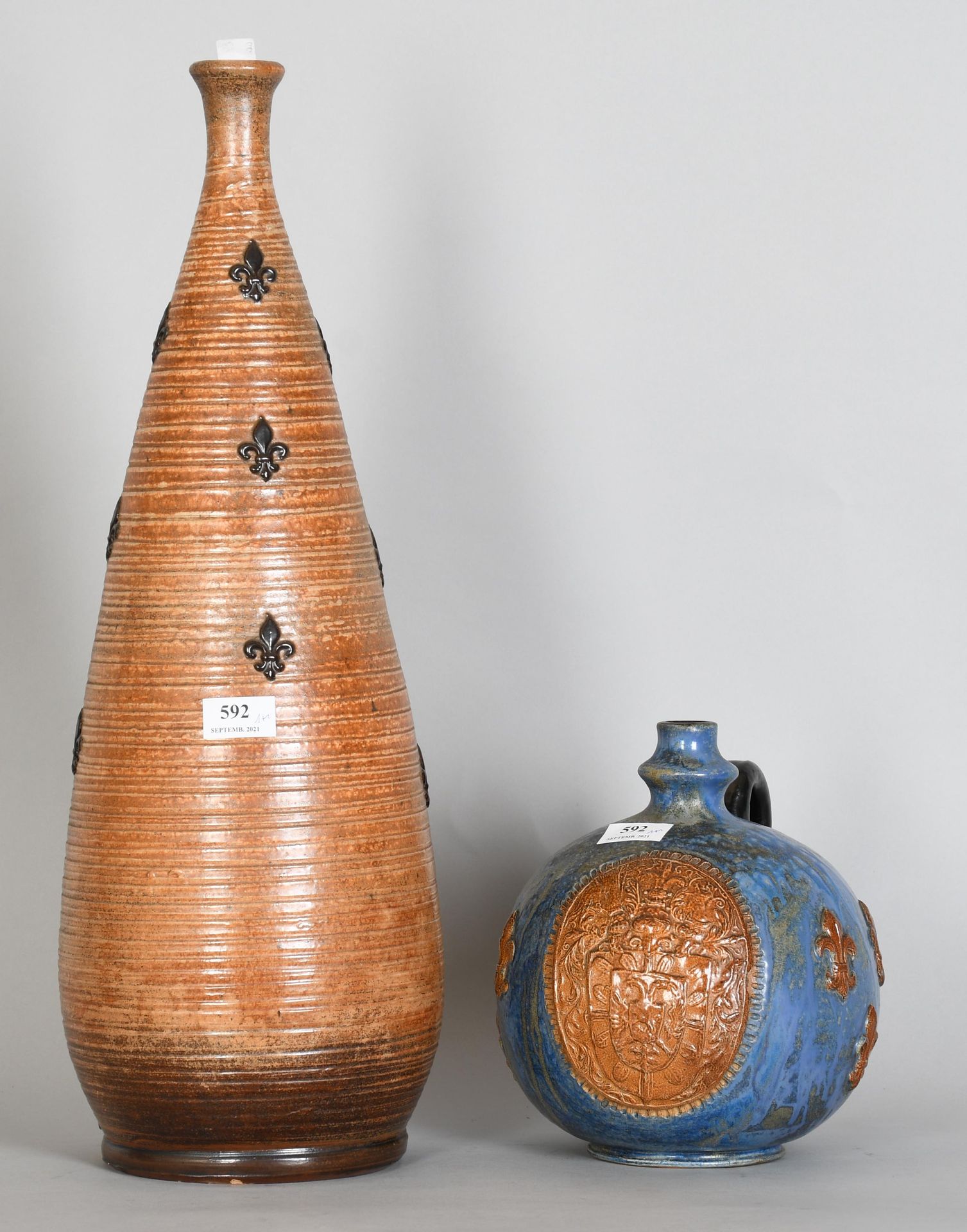Null 奥布里设计的带有百合花装饰的陶土釉面花瓶，以及盖伦设计的盛器 - 高度：60厘米