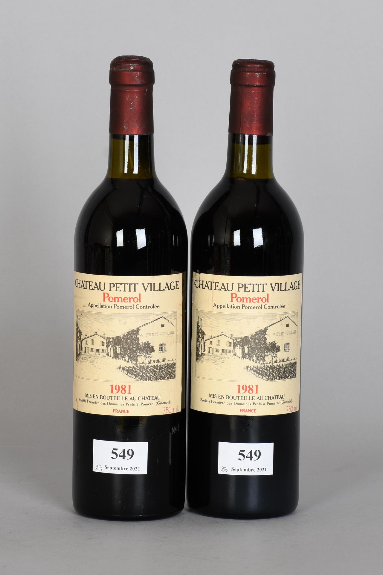 Null Château Petit Village 1981 - Mise château - Deux bouteilles de vin

Pomerol&hellip;
