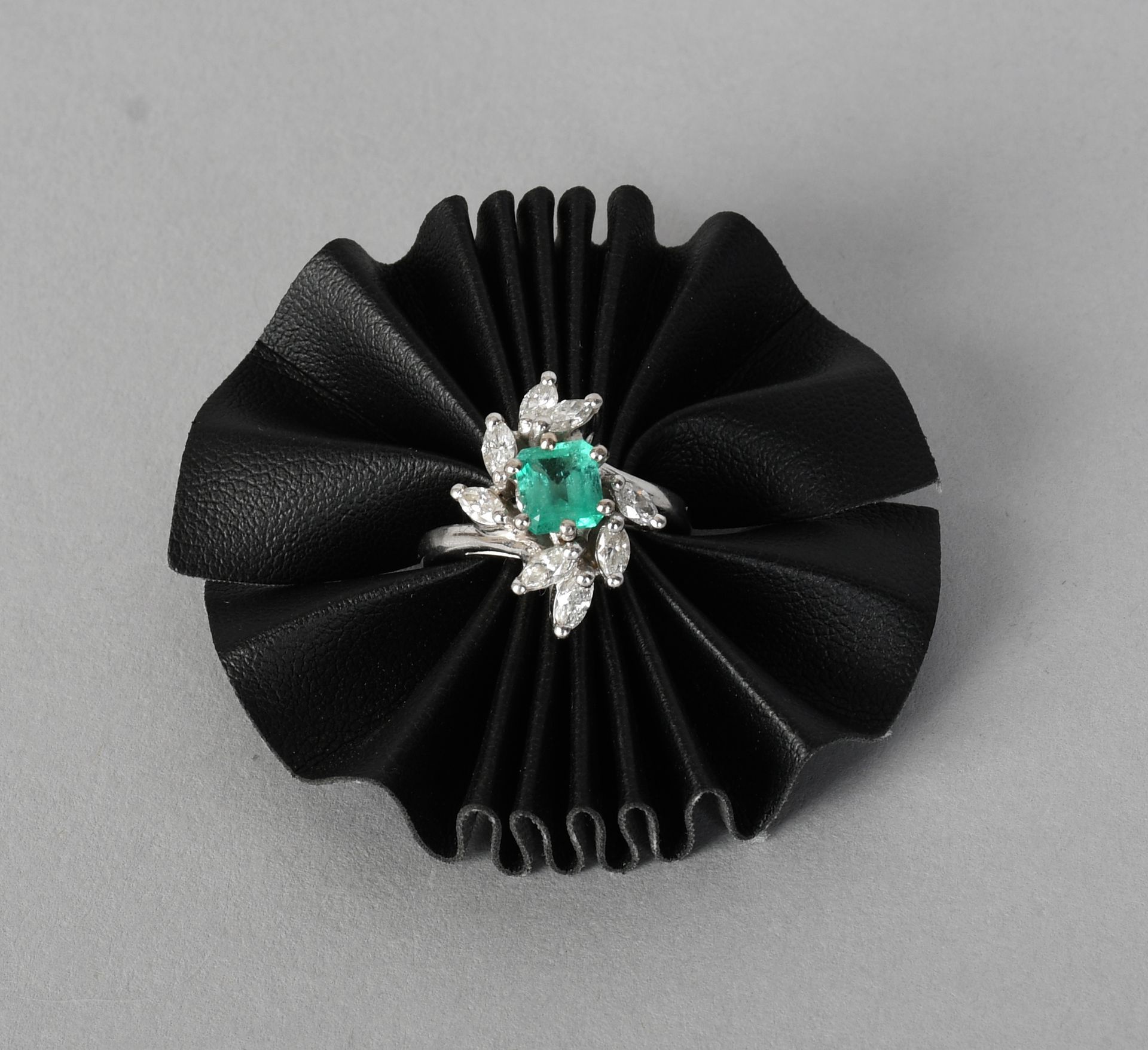 Null 瑰宝

18K白金鸡尾酒戒指，镶嵌着一颗校准的祖母绿，周围是脐带式切割的钻石。总重量：+7,4克。