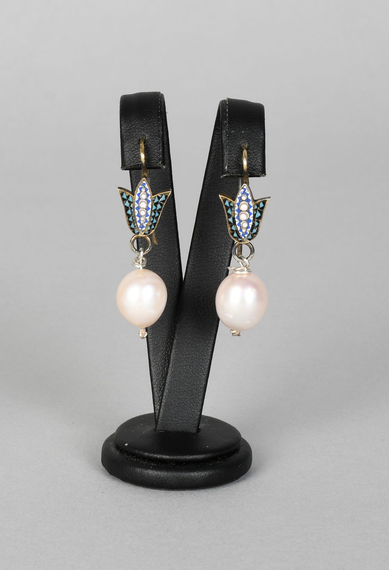 Null Juwel

Ein Paar Vermeil-Ohrringe, besetzt mit einem Mikromosaik und einer P&hellip;