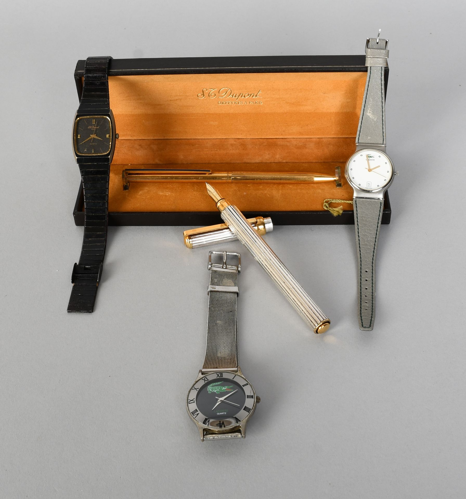 Null 珠宝首饰

杜邦 - 一支装在箱子里的双头针，一支钢笔（18克拉黄金笔尖）和一只石英机芯的腕表。附有两块拉科斯特（Lacoste）腕表。