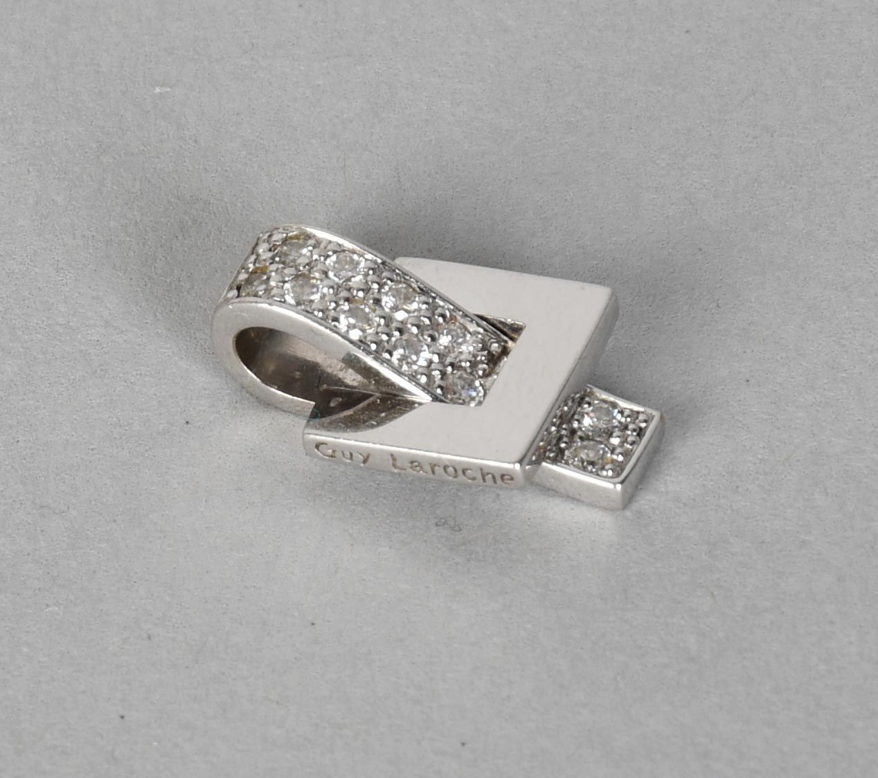 Null Gioiello

Ciondolo moderno in oro bianco 18 carati con pavé di diamanti. Pe&hellip;