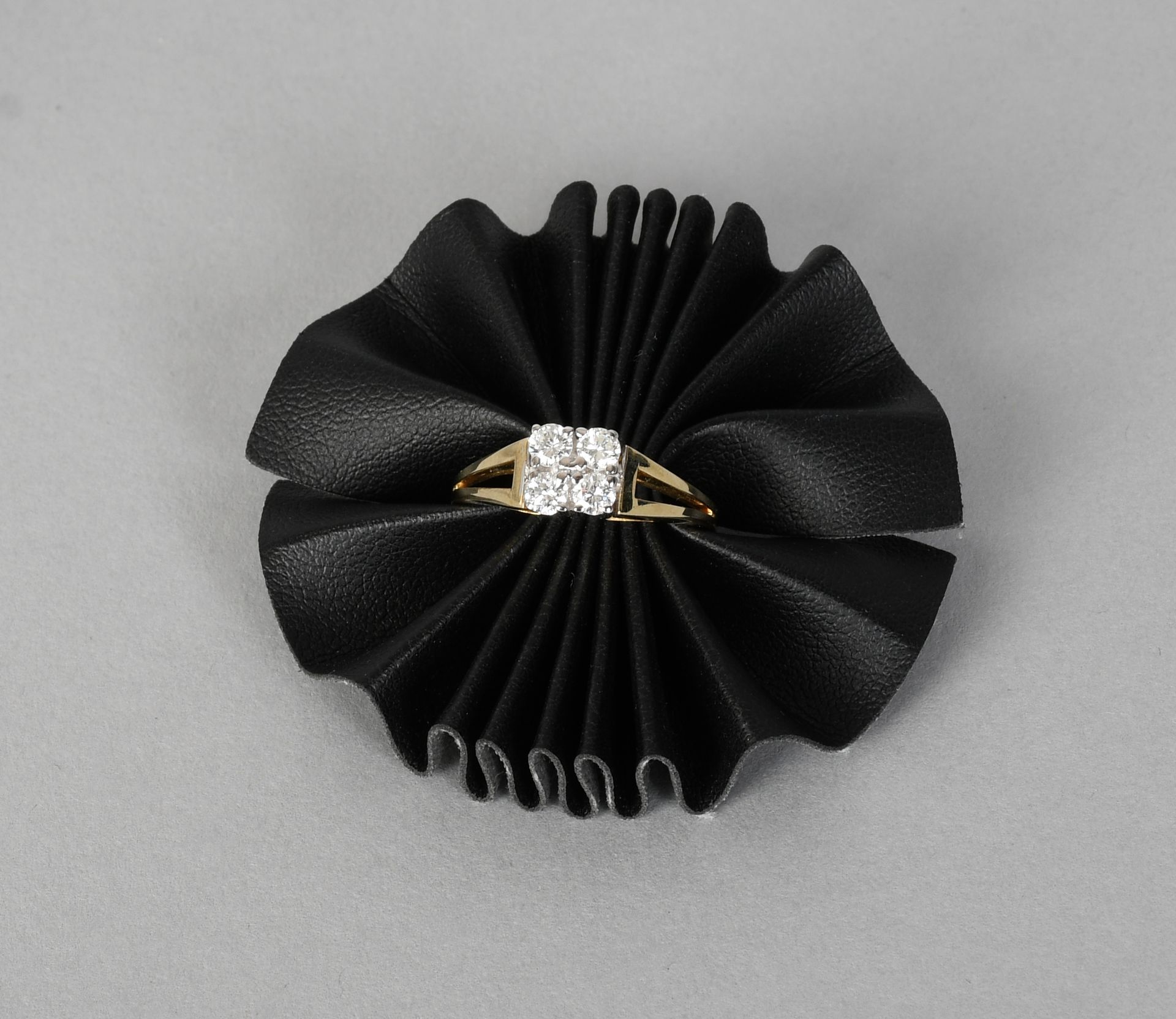 Null Schmuck

Ring aus achtzehn Karat Gelbgold, besetzt mit vier Diamanten. Gesa&hellip;
