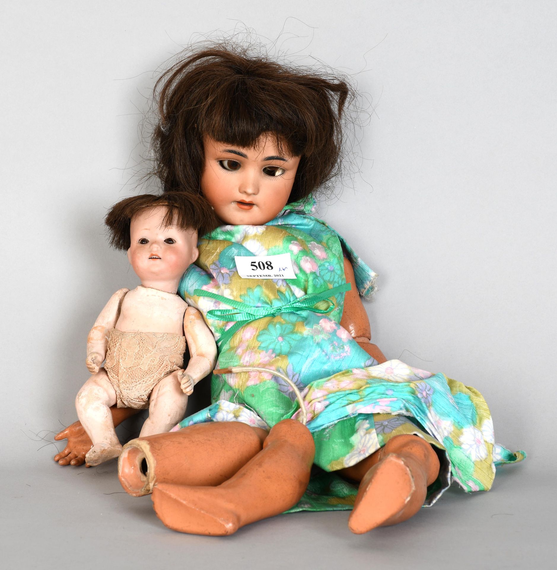 Null 西蒙和哈尔比格

瓷头娃娃。一个婴儿被连接起来。