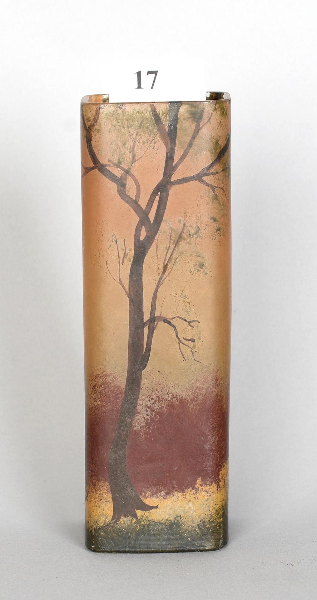 Null Legras

Vase à pans, en verre à décor arboré émaillé. Hauteur : 17 cm.