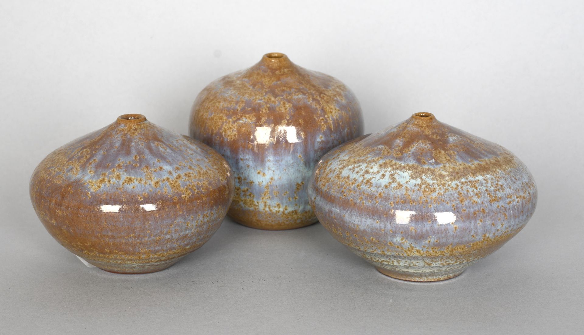 Null Antonio Lampecco

Série de trois vases miniatures en terre cuite vernissée &hellip;