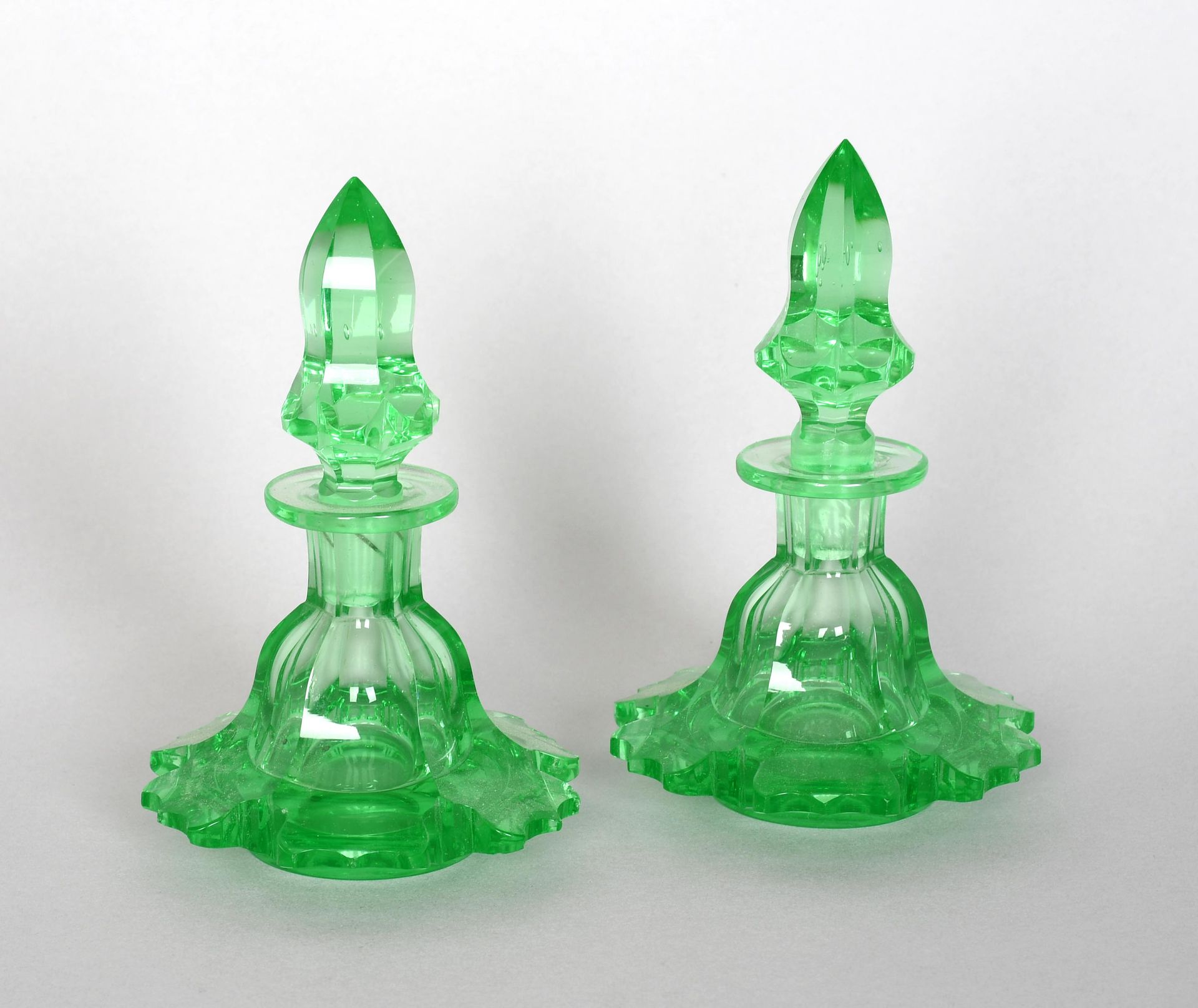 Null Paire de flacons du XIXème siècle en cristal urane taillé - Hauteur : 13 cm