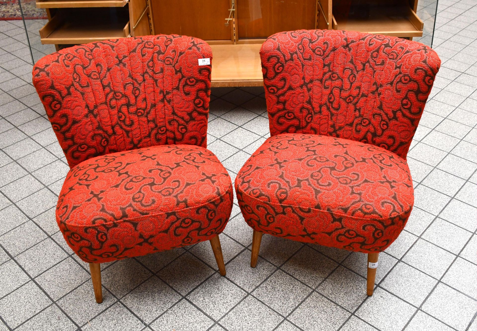 Null Paire de fauteuils vintage “cocktail” garnis de tissu