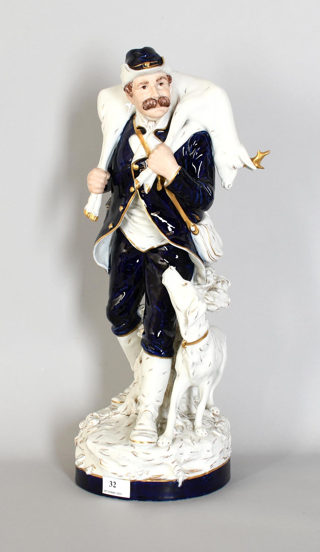Null Royal Dux

Sculpture en porcelaine blanche et bleue et or : “Chasseur au br&hellip;