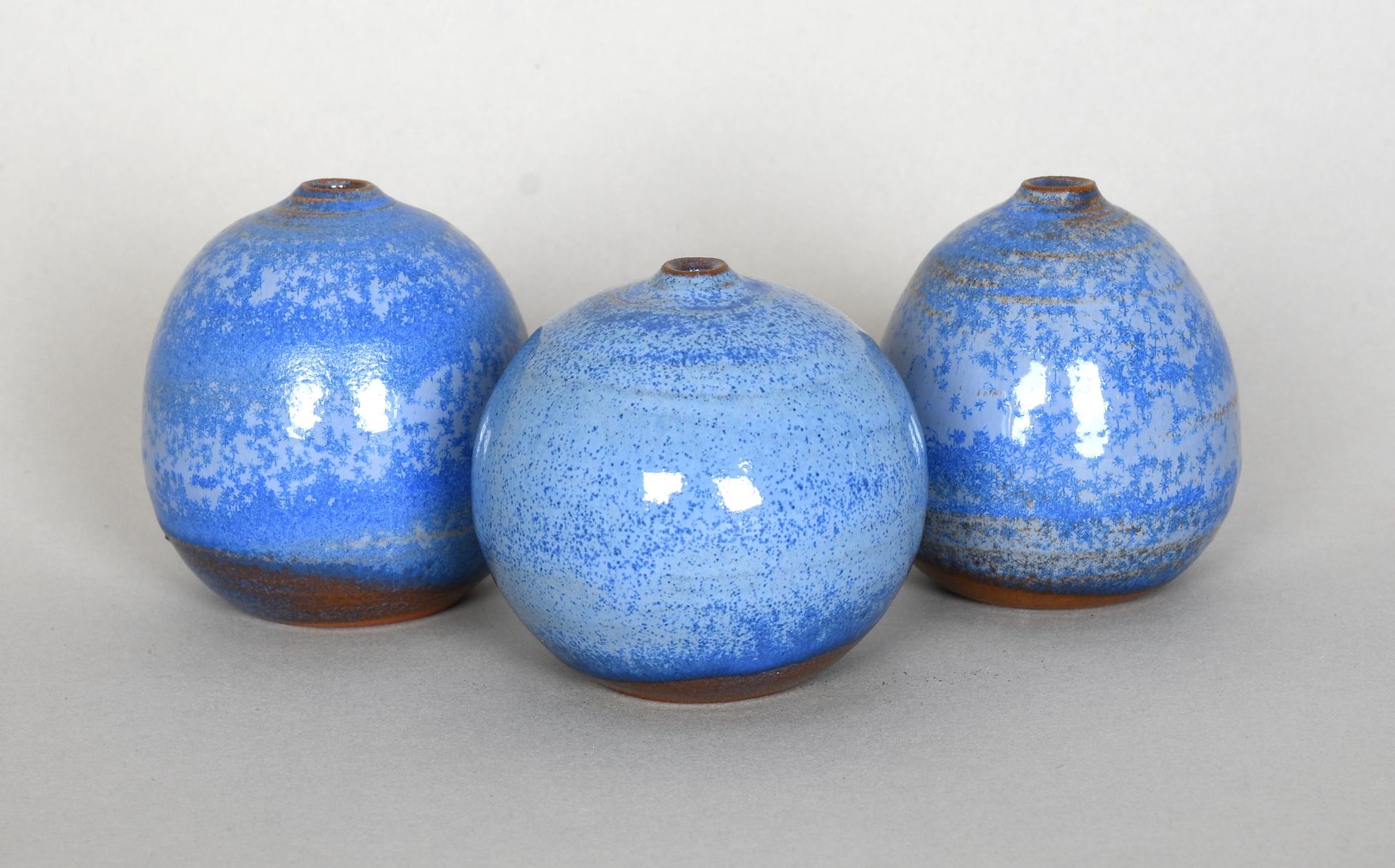 Null Antonio Lampecco

Série de trois petits vases boules en terre cuite verniss&hellip;