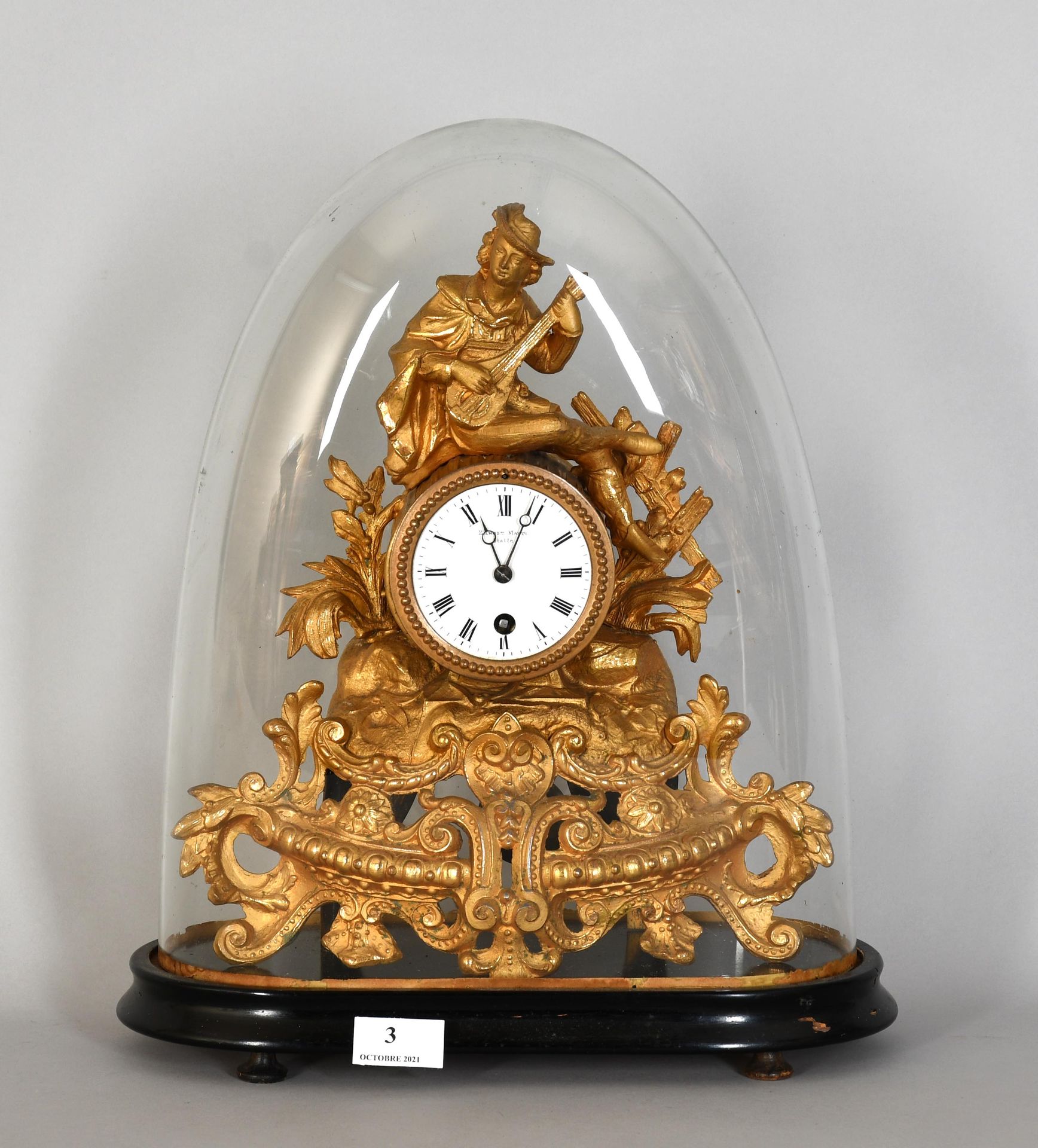 Null Horloge de cheminée du XIXème siècle en zingual doré : “Courtisan à la mand&hellip;