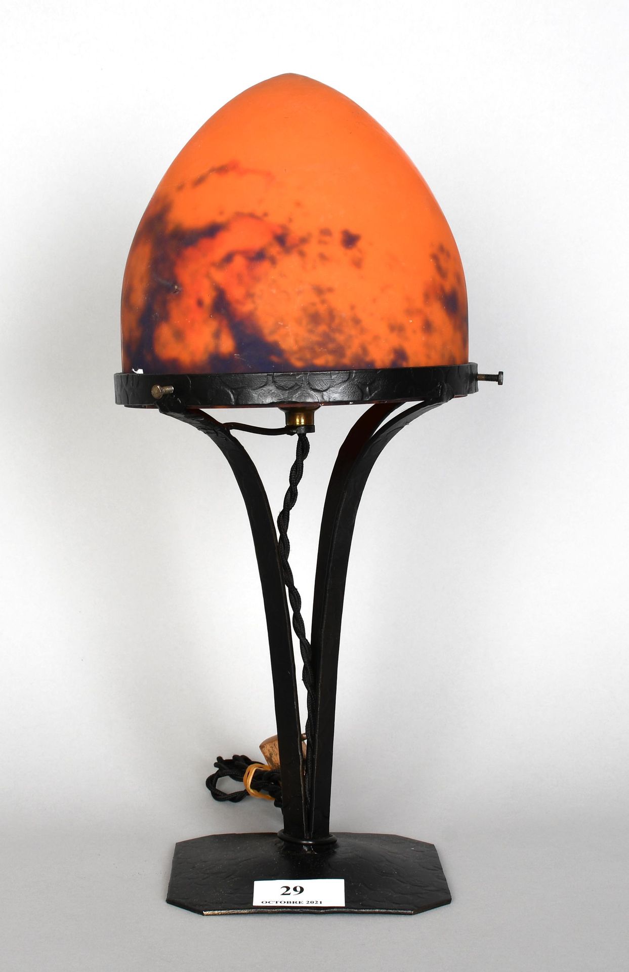 Null Lampe 1920 à chapeau en verre multicouche dépoli et piétement en métal noir&hellip;