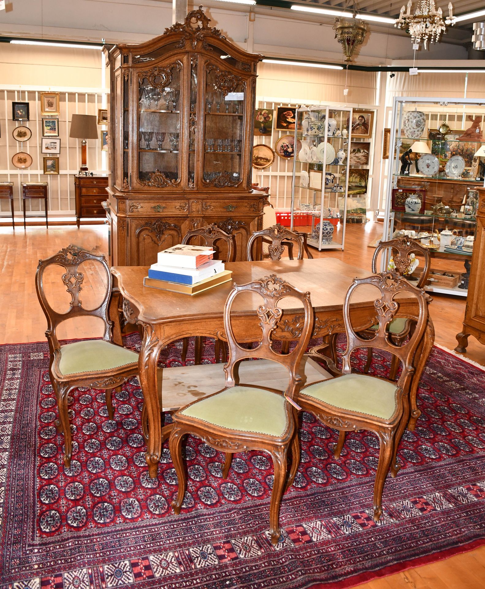 Null 摄政时期风格的橡木雕花列日餐厅

一个有圆边的展示柜，一张桌子和六把椅子。