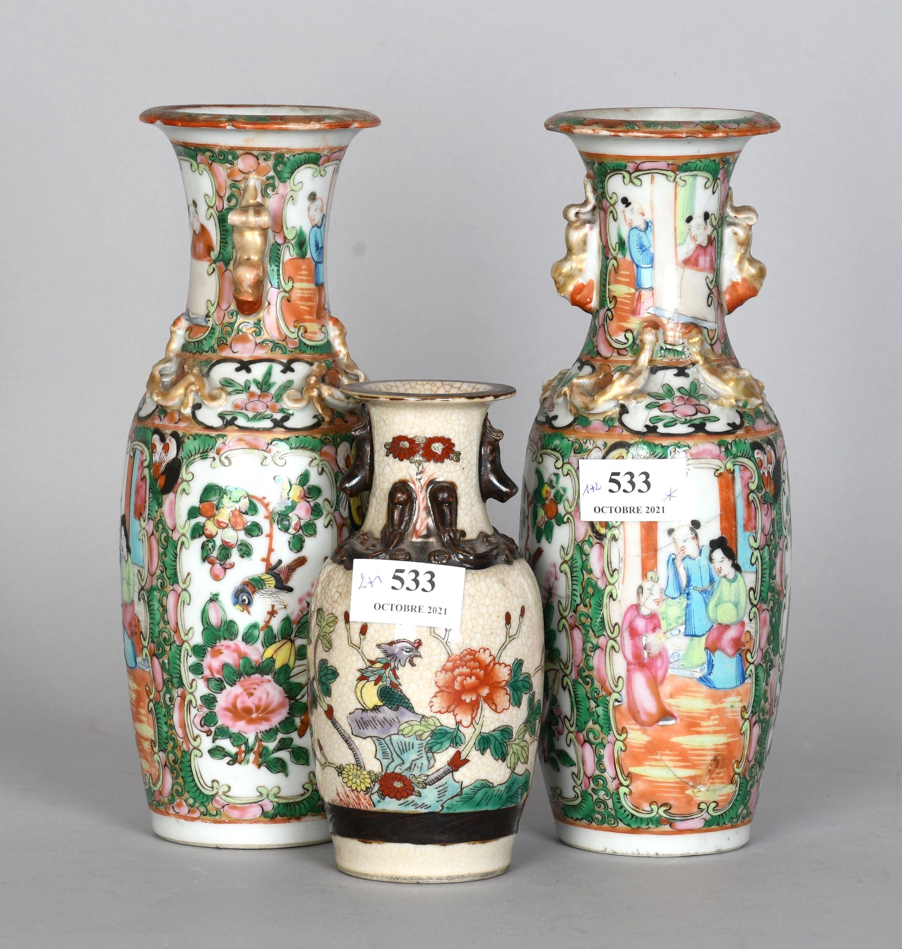 Null China

A pair of small polychrome and gold "Canton" vases (one damaged), an&hellip;