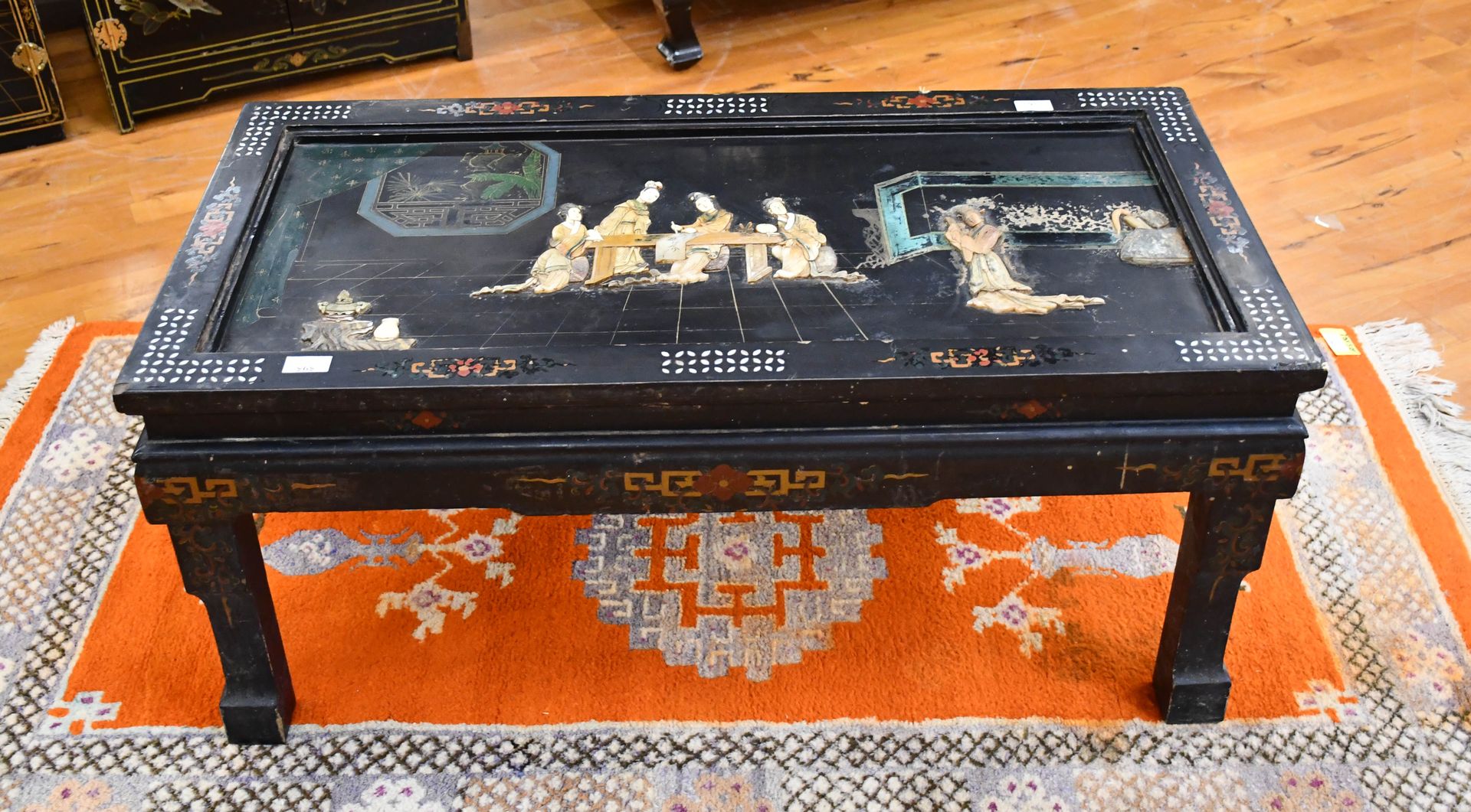 Null Black and polychrome lacquered Chinese coffee table, with geisha decoration&hellip;