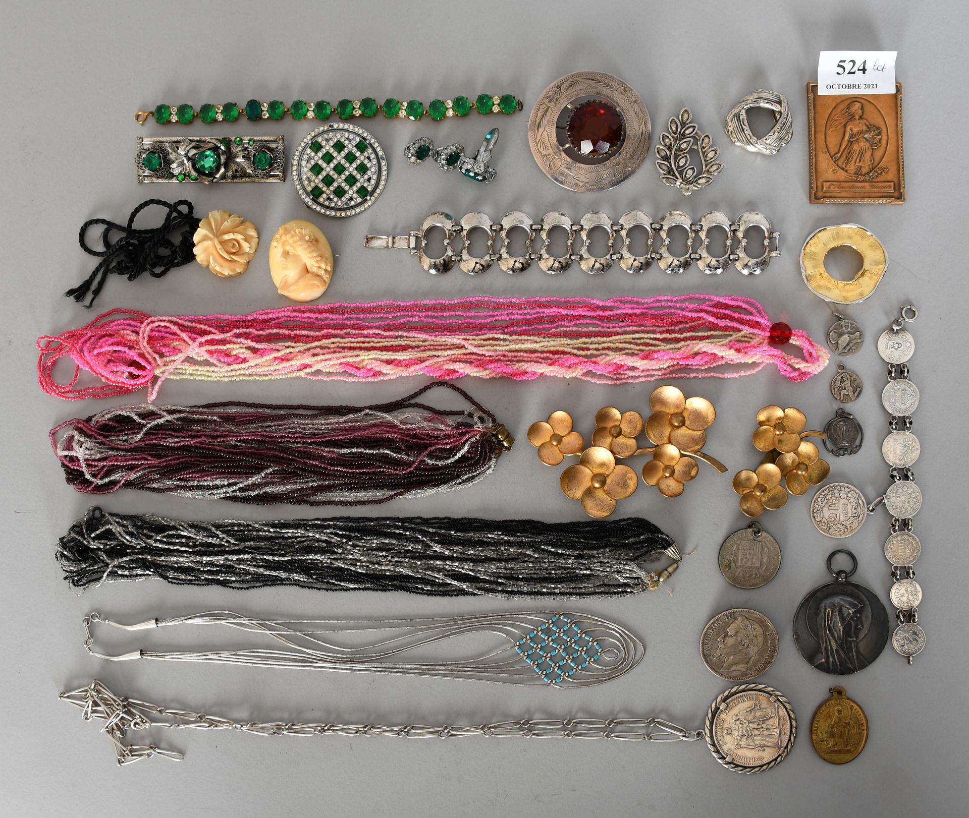 Null 珠宝首饰

各种各样的服装珠宝，包括银器。