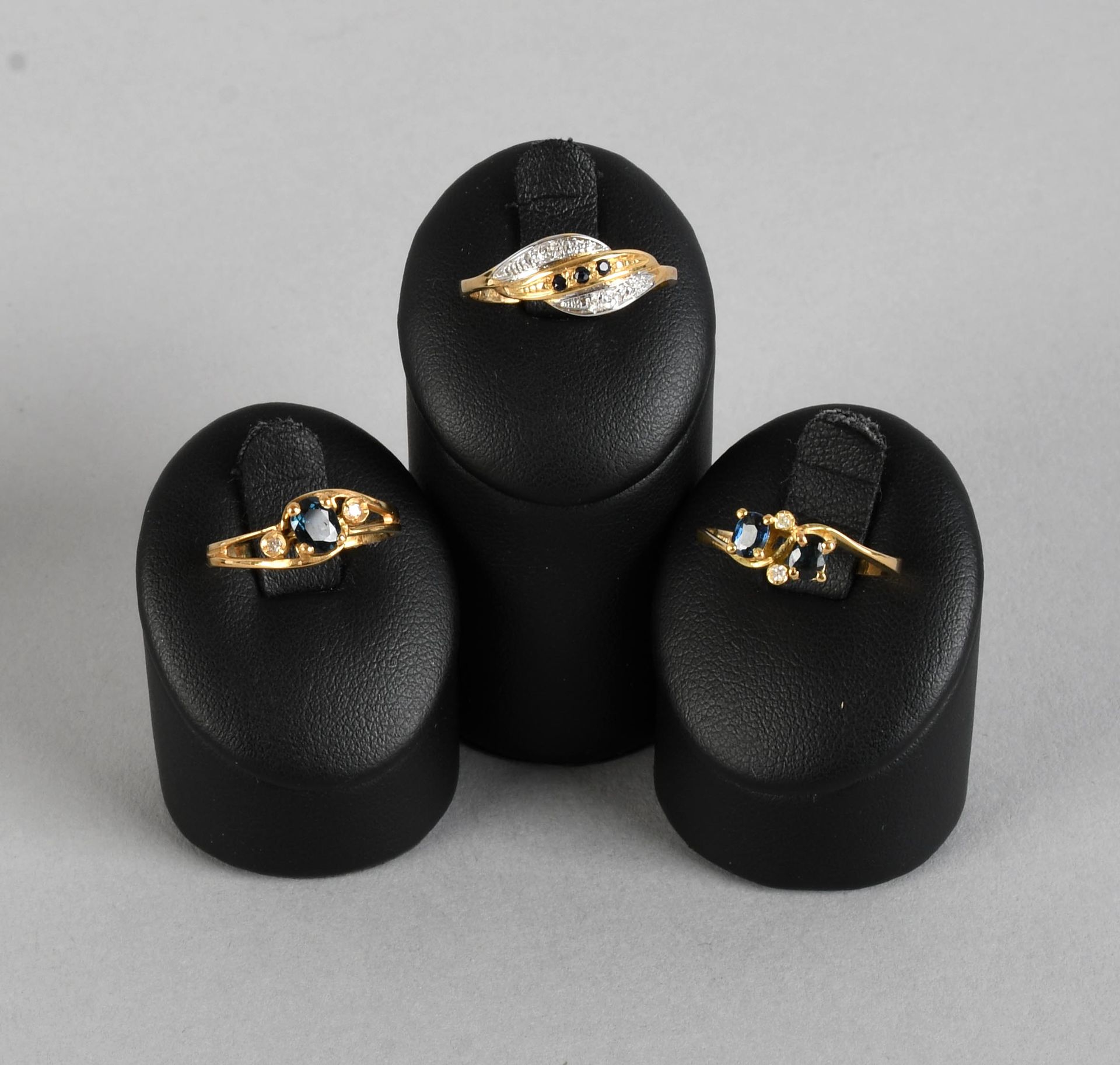 Null Gioielli

Lotto di tre anelli in oro giallo 18 carati con pietre blu (proba&hellip;