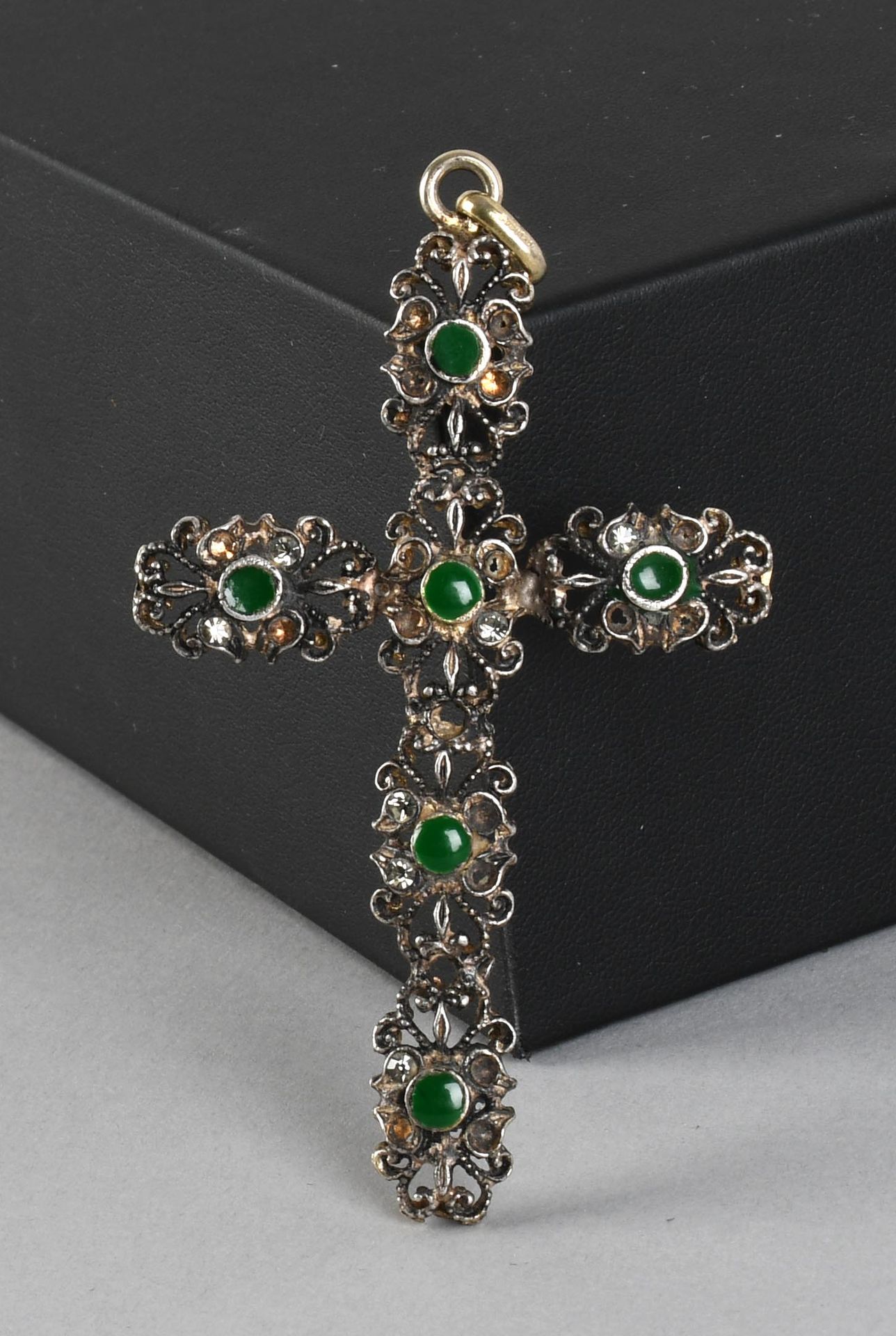 Null Jewel

Fancy pendant in the shape of a cross, set with green stones.