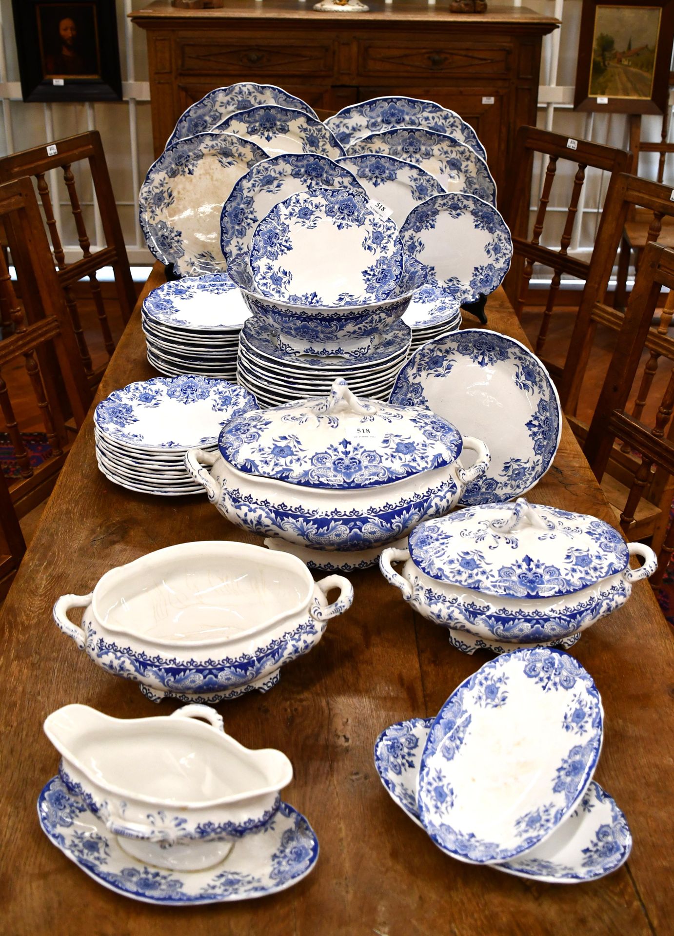 Null 波赫兄弟凯拉米斯

多德雷赫特 "蓝色印花陶器晚餐服务。事故。包括65件：24个盘子，12个汤盘，12个开胃盘，1个汤壶，2个蔬菜盘，1个沙拉碗，3个&hellip;