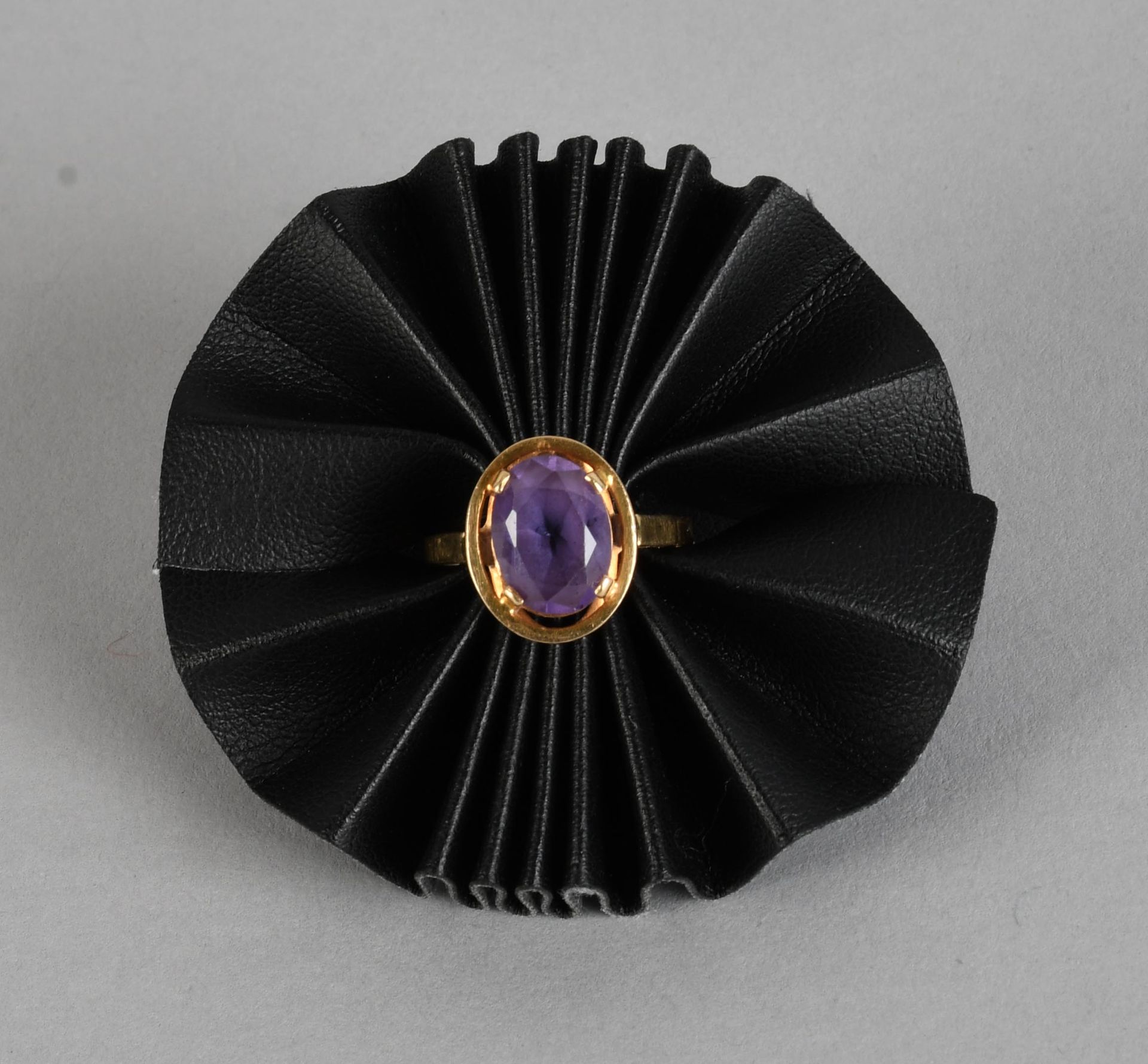 Null 瑰宝

十八K黄金戒指，镶嵌紫水晶。总重量：+2,9克。