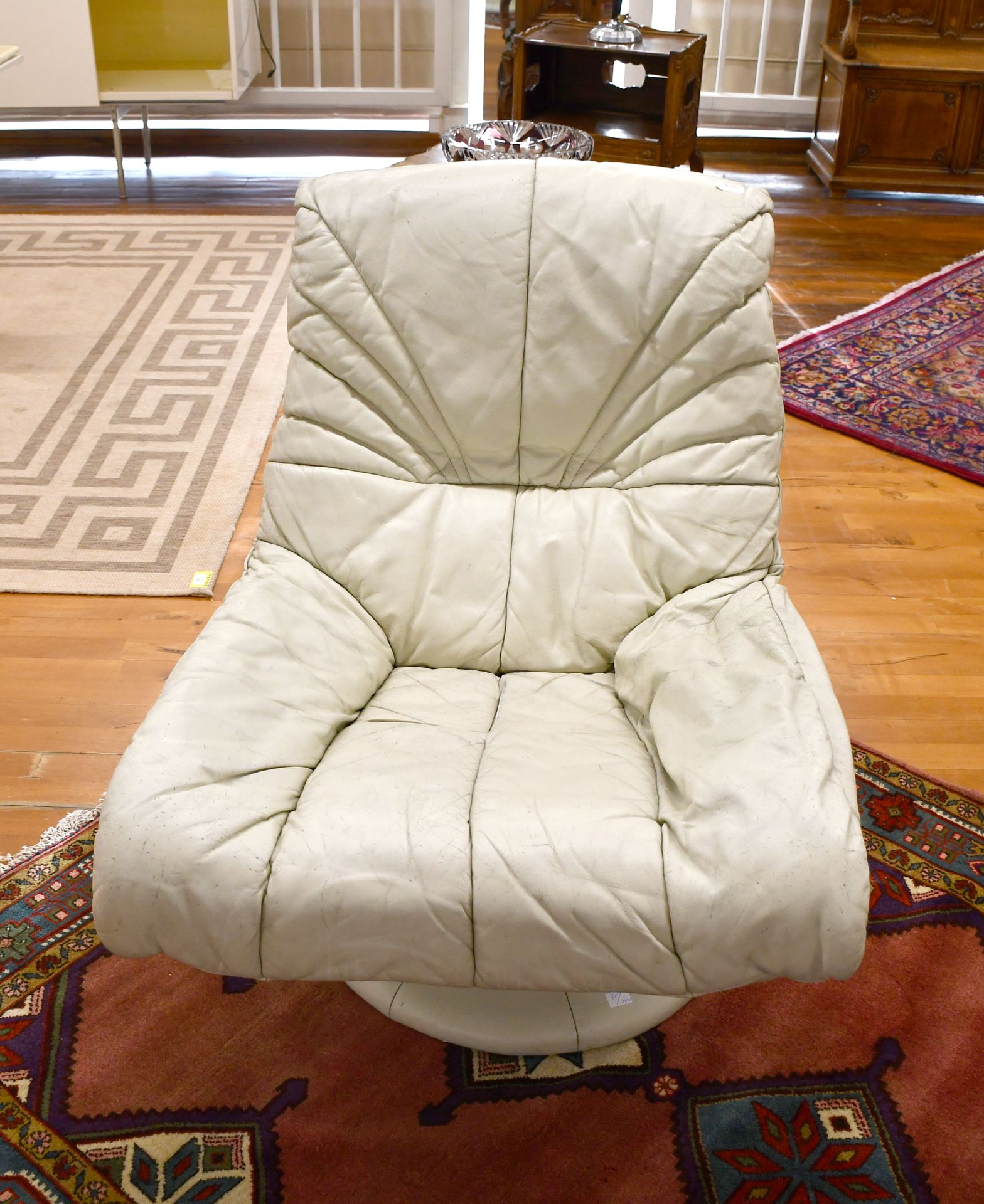 Null Vintage Italian swivel armchair in beige leather - Used and cat scratches