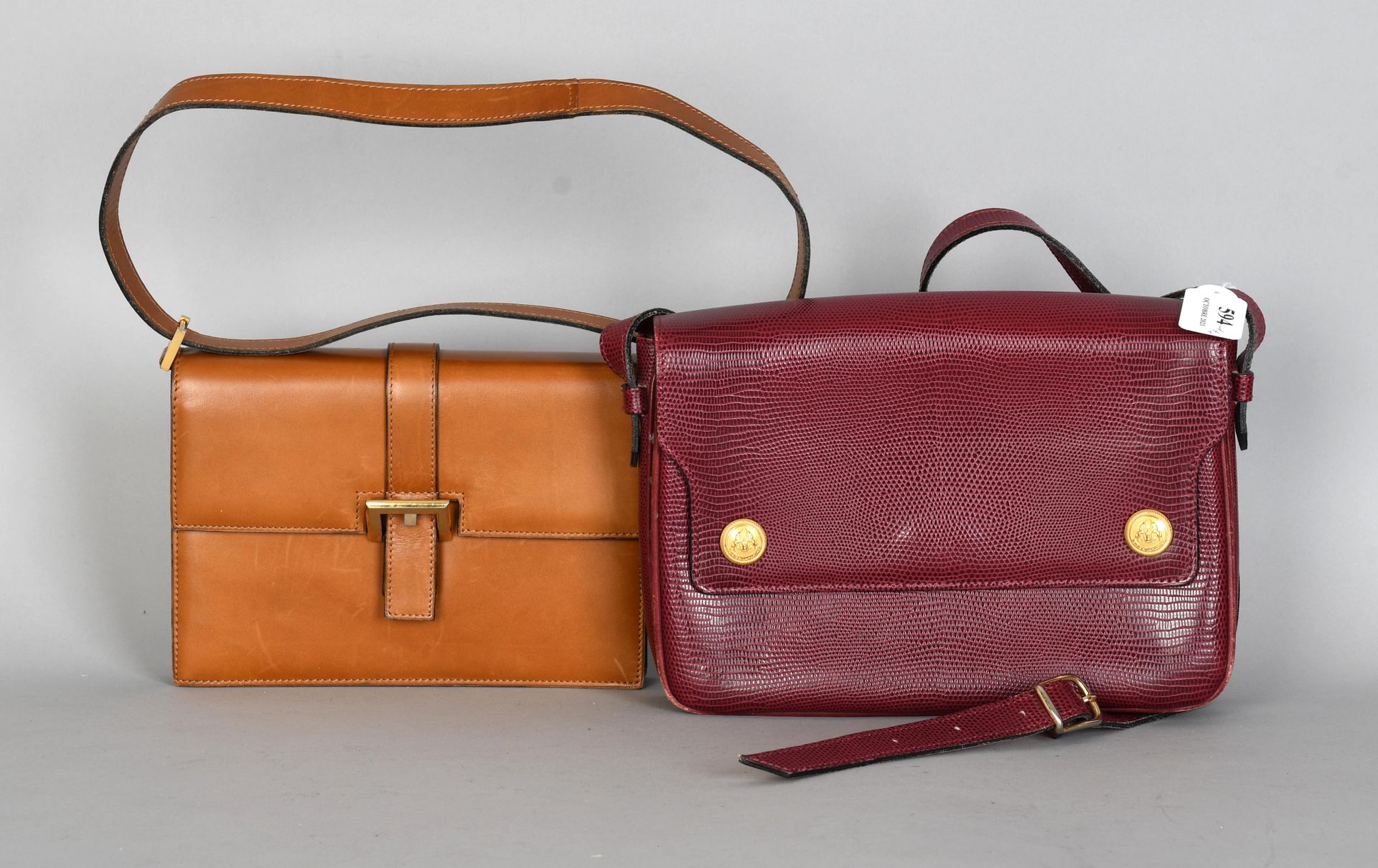 Null Delvaux

Vintage shoulder bag in smooth camel leather. A burgundy leather b&hellip;