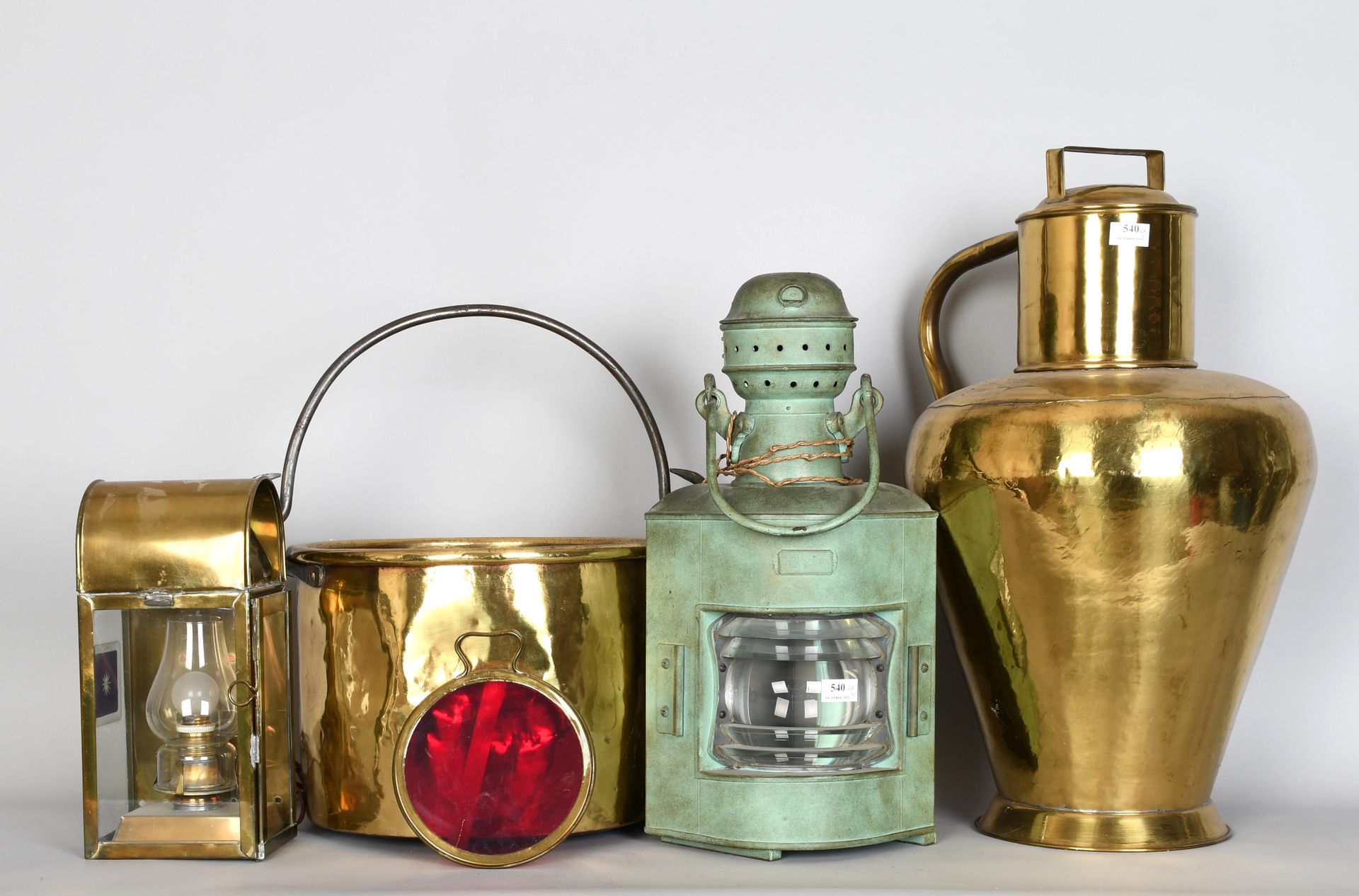 Null 各种黄铜制品

水壶、大锅和两盏旧灯。