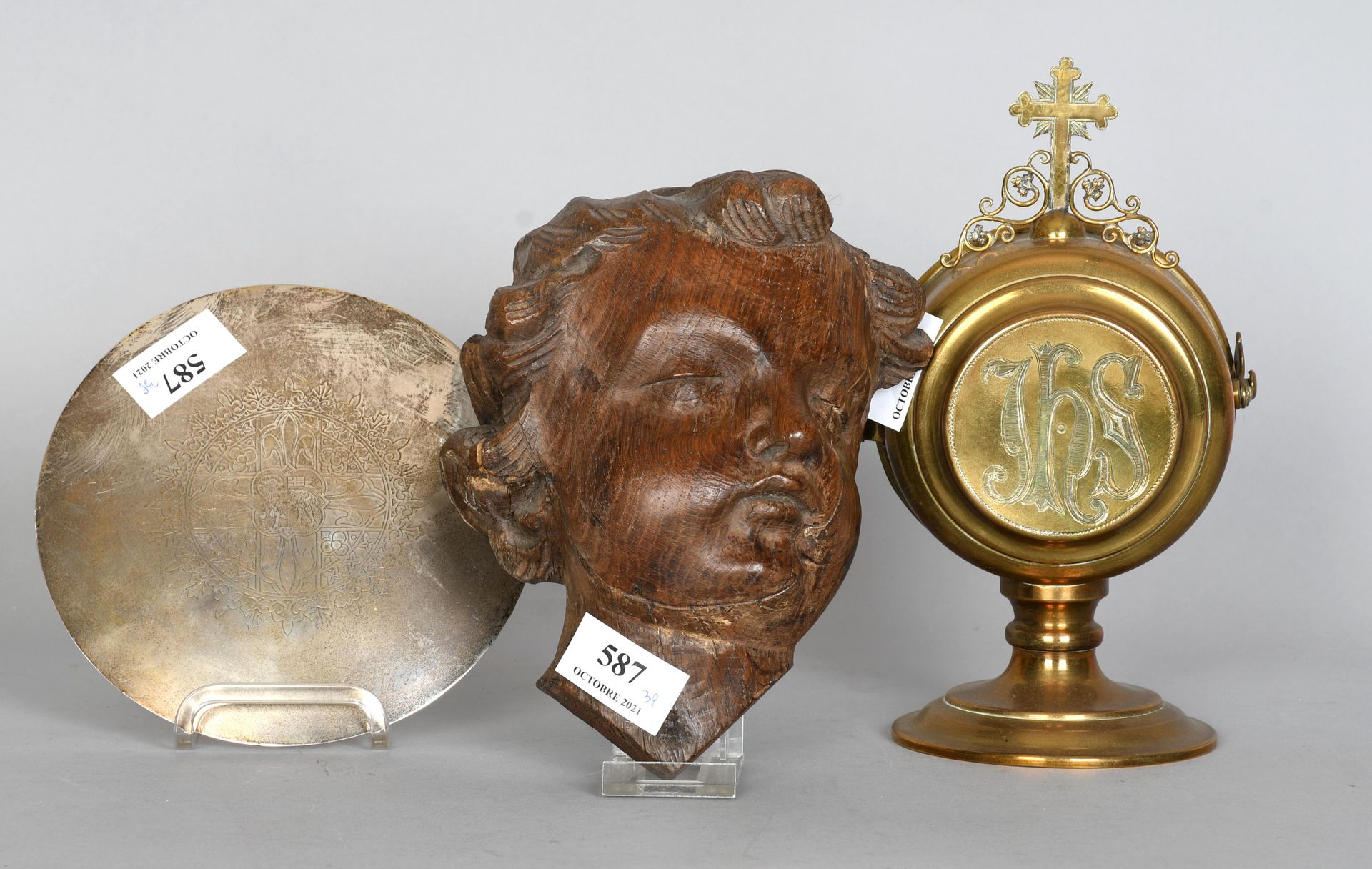 Null Miscellaneous lot

A paten probably in gilt, a monstrance, and, a carved wo&hellip;
