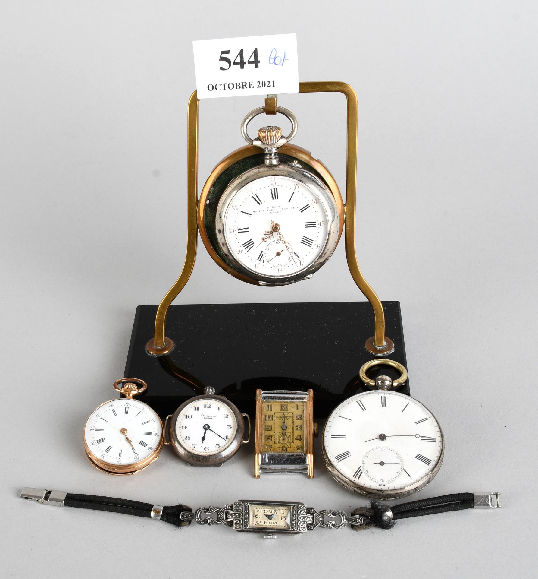 Null 珠宝首饰

三块怀表，其中一块是18克拉的黄金，一个表架，两个表盒和一块装饰艺术风格的腕表。