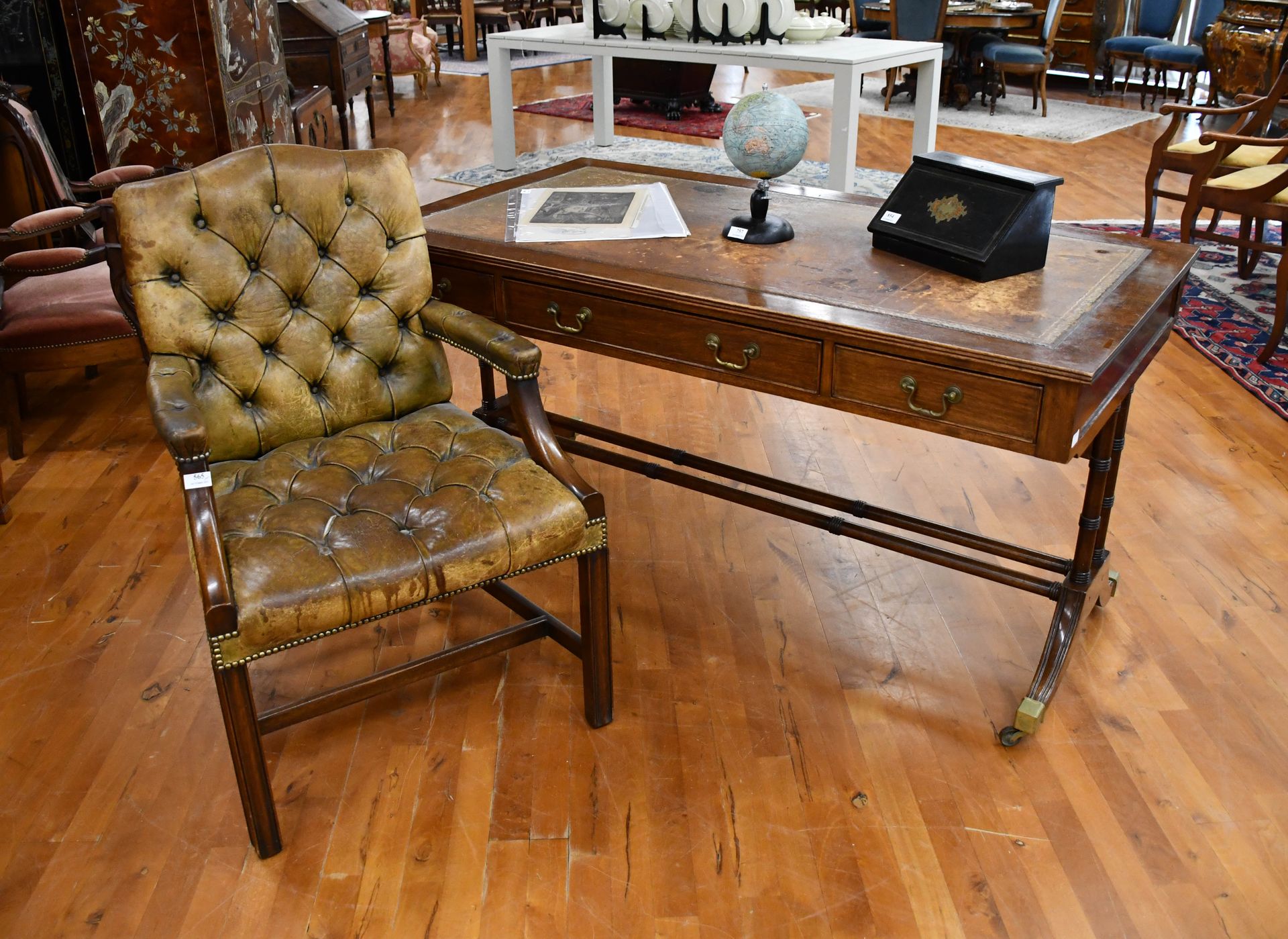 Null 桃花心木的英式平面书桌和皮革架，假的双面，及其软垫扶手椅 - 尺寸：152厘米 x 82厘米