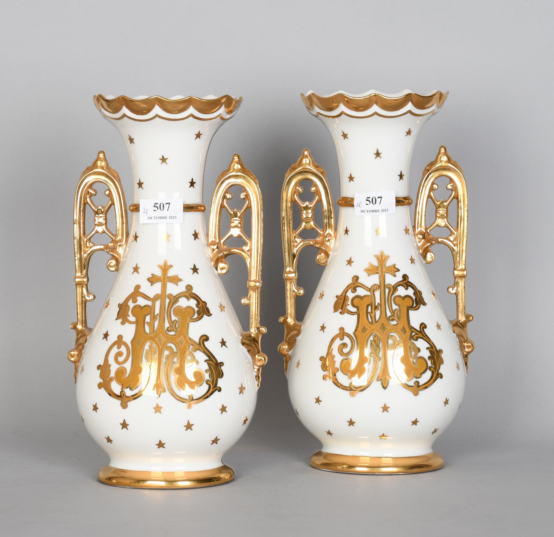 Null Limoges

Paire de vasés ansés en porcelaine blanche et or. Un petit éclat à&hellip;