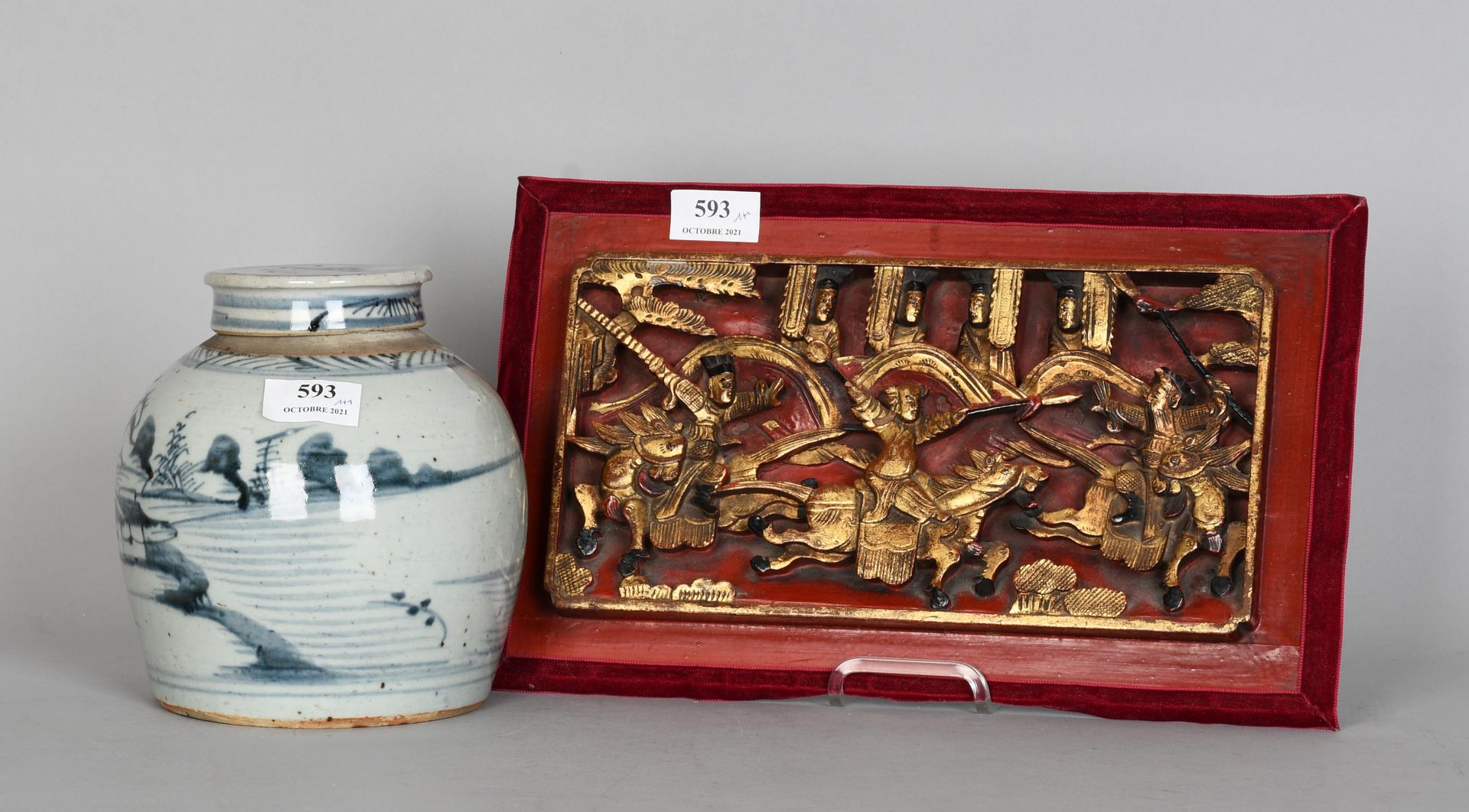 Null 中国瓷器覆盖的花瓶，以及雕刻和镀金的木质浮雕