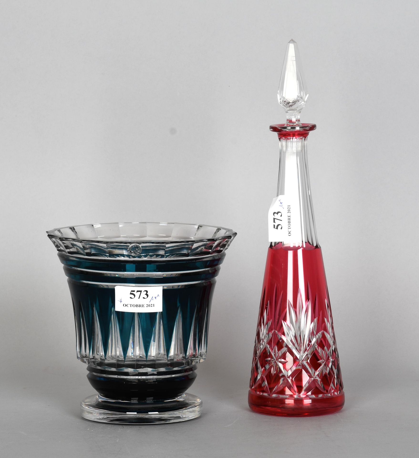 Null Val Saint-Lambert

一个红色内衬和切割的利口酒瓶，以及一个蓝色内衬和切割的装饰艺术水晶瓶（颈部有一个缺口）。高度：31厘米。