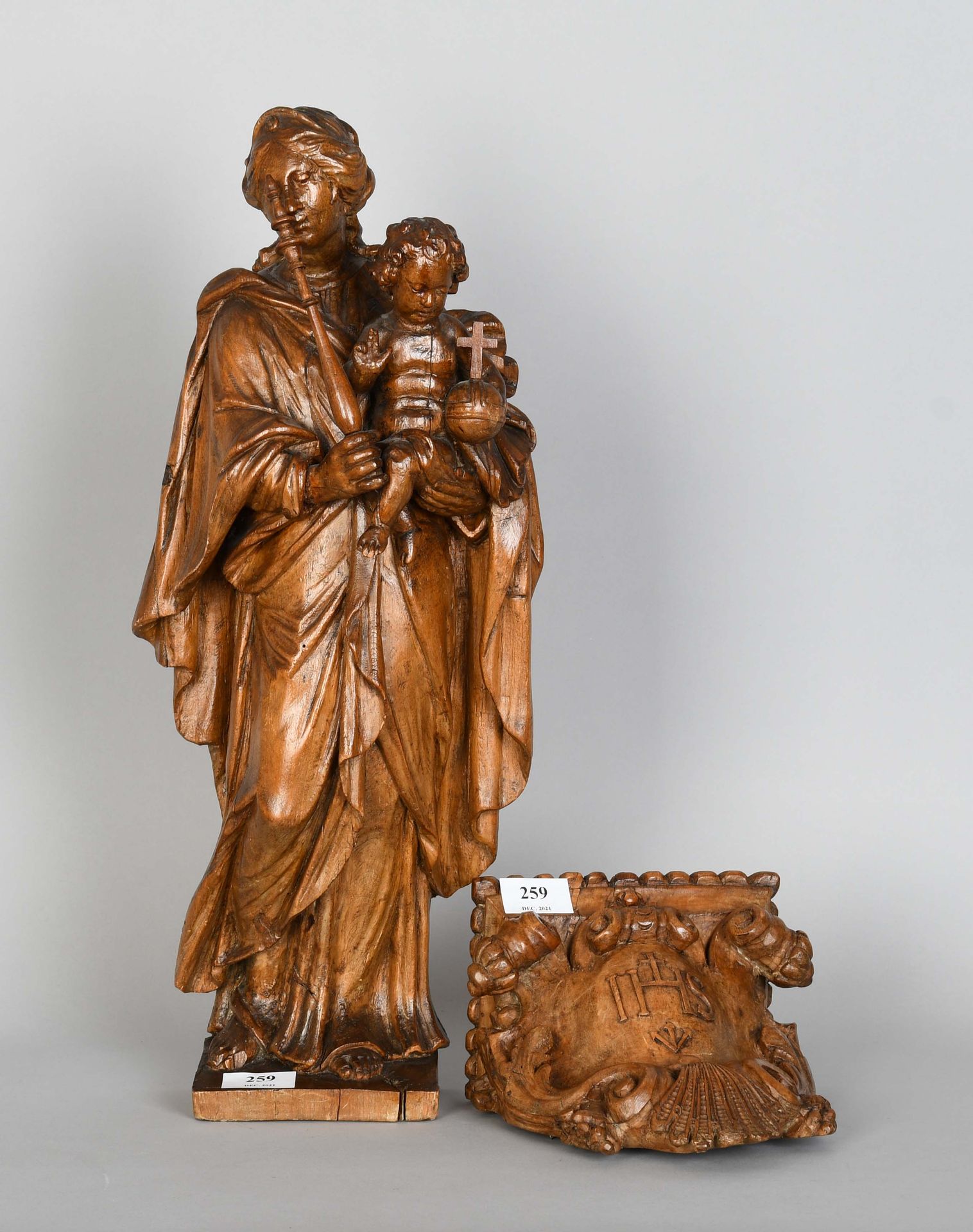 Null Fine Vierge à l’Enfant en bois sculpté, sur sa console - Epoque baroque - H&hellip;