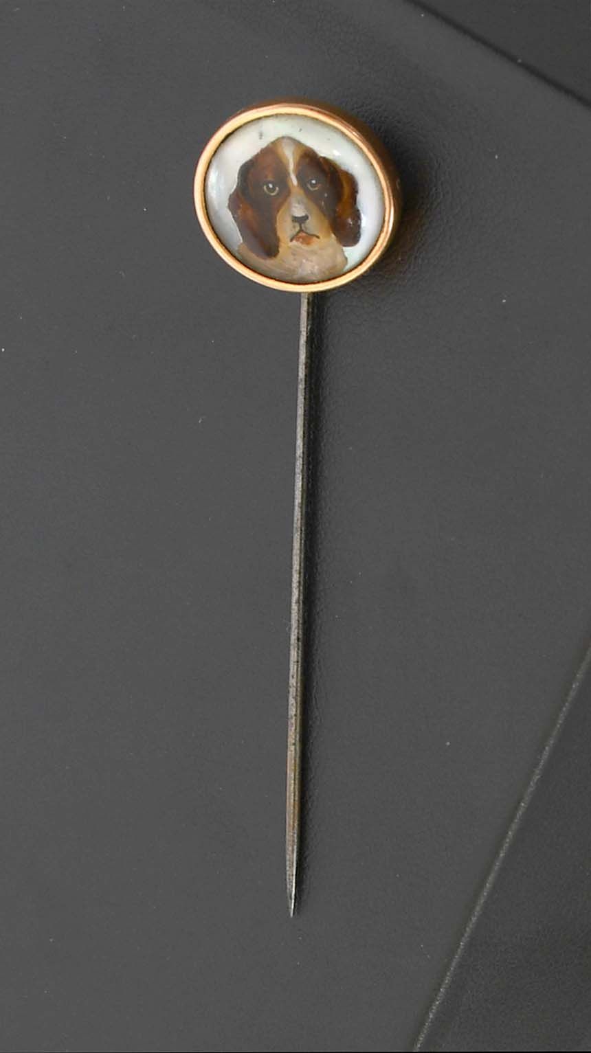Null 瑰宝

领带针上镶嵌有狗头图案的英国水晶。九克拉的黄金圈。
