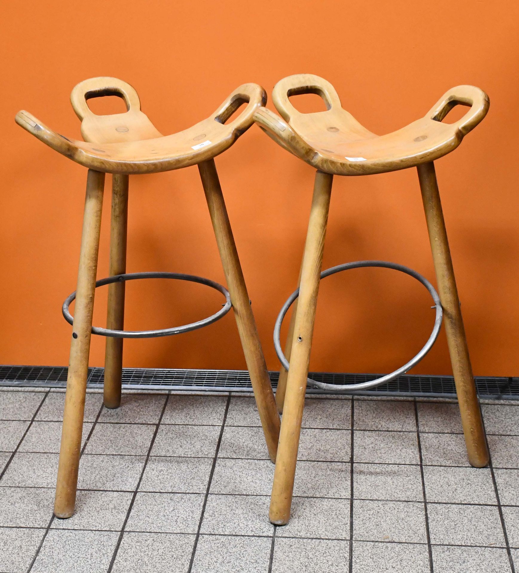 Null Confornorm

Pair of "Marbella" brutalist tripod bar stools. Missing a screw&hellip;
