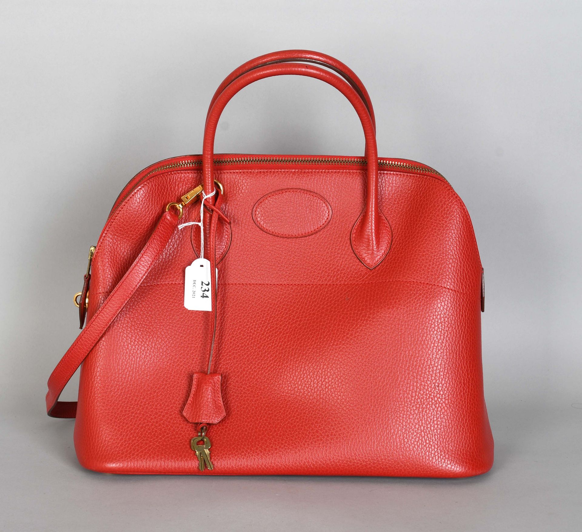 Null Hermès

Sac porté main ou bandoulière (amovible) en cuir grainé rouge. Fini&hellip;