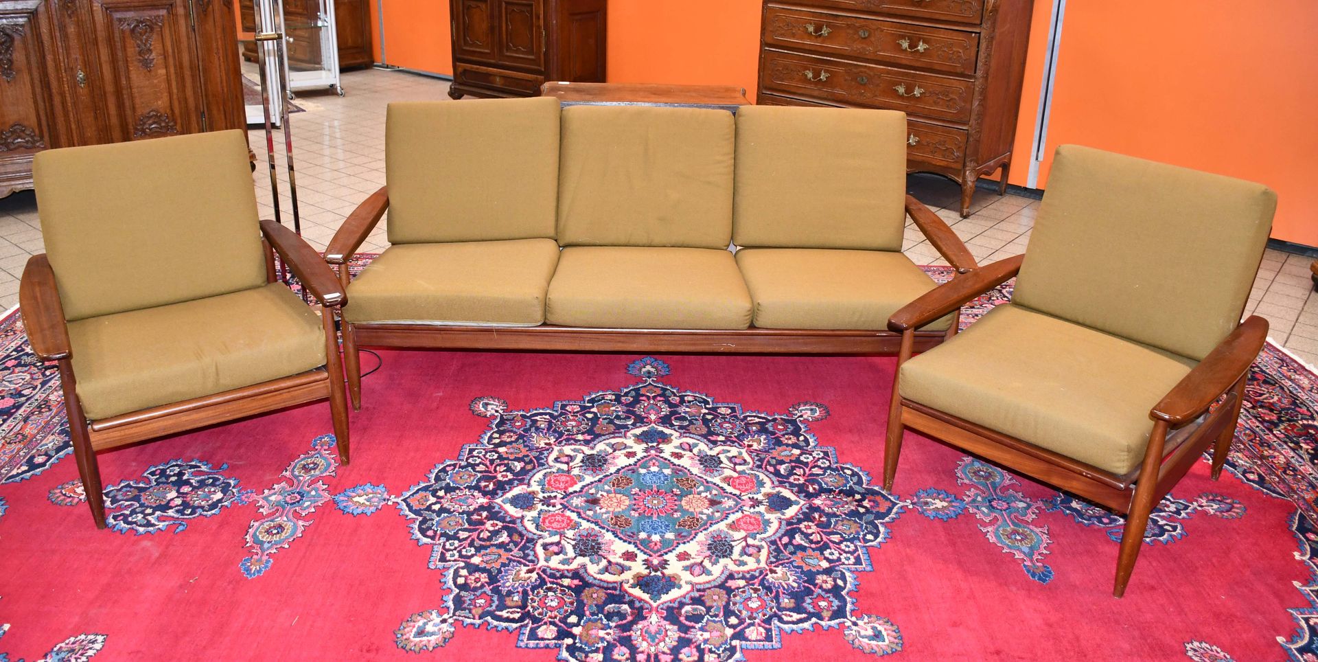 Null 斯堪的纳维亚设计的柚木复古客厅套装

一张三座沙发（完整的）和它的两个扶手椅。两把扶手椅的座椅带子都不见了。