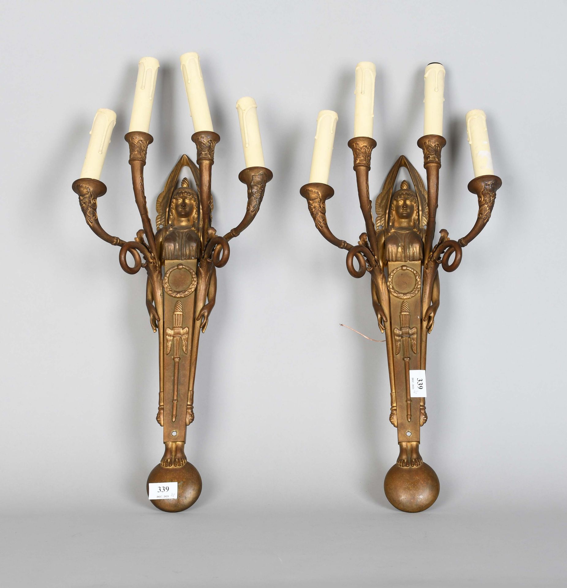 Null Pareja de apliques de bronce Imperio de cuatro brazos decorados con cariáti&hellip;
