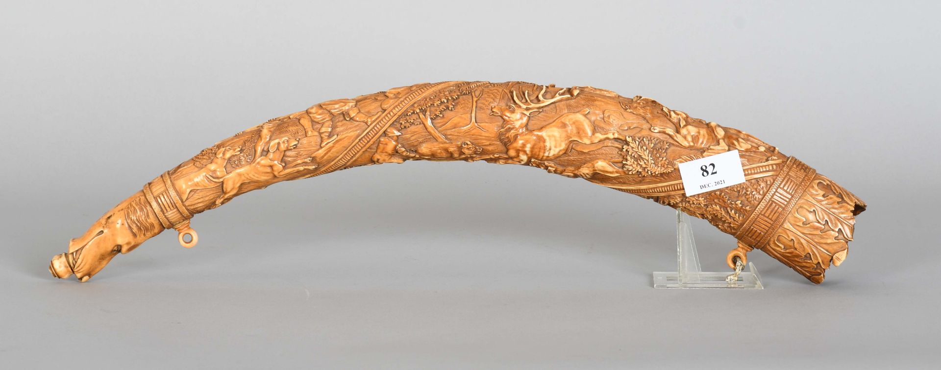 Null Fine poire à poudre du XIXème siècle en ivoire richement sculpté d’une scèn&hellip;