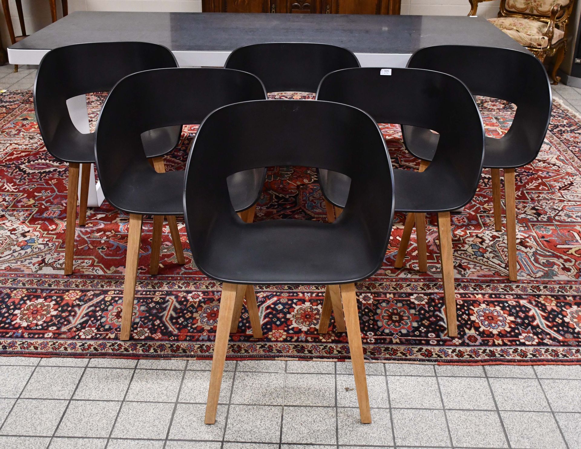 Null 翠布

Neutra "桌子，白色粉末涂层铝和比利时蓝石顶，以及六把扶手椅，黑色外壳和柚木腿。有可能是您选择的黑色桌子。尺寸：220厘米×100厘米。