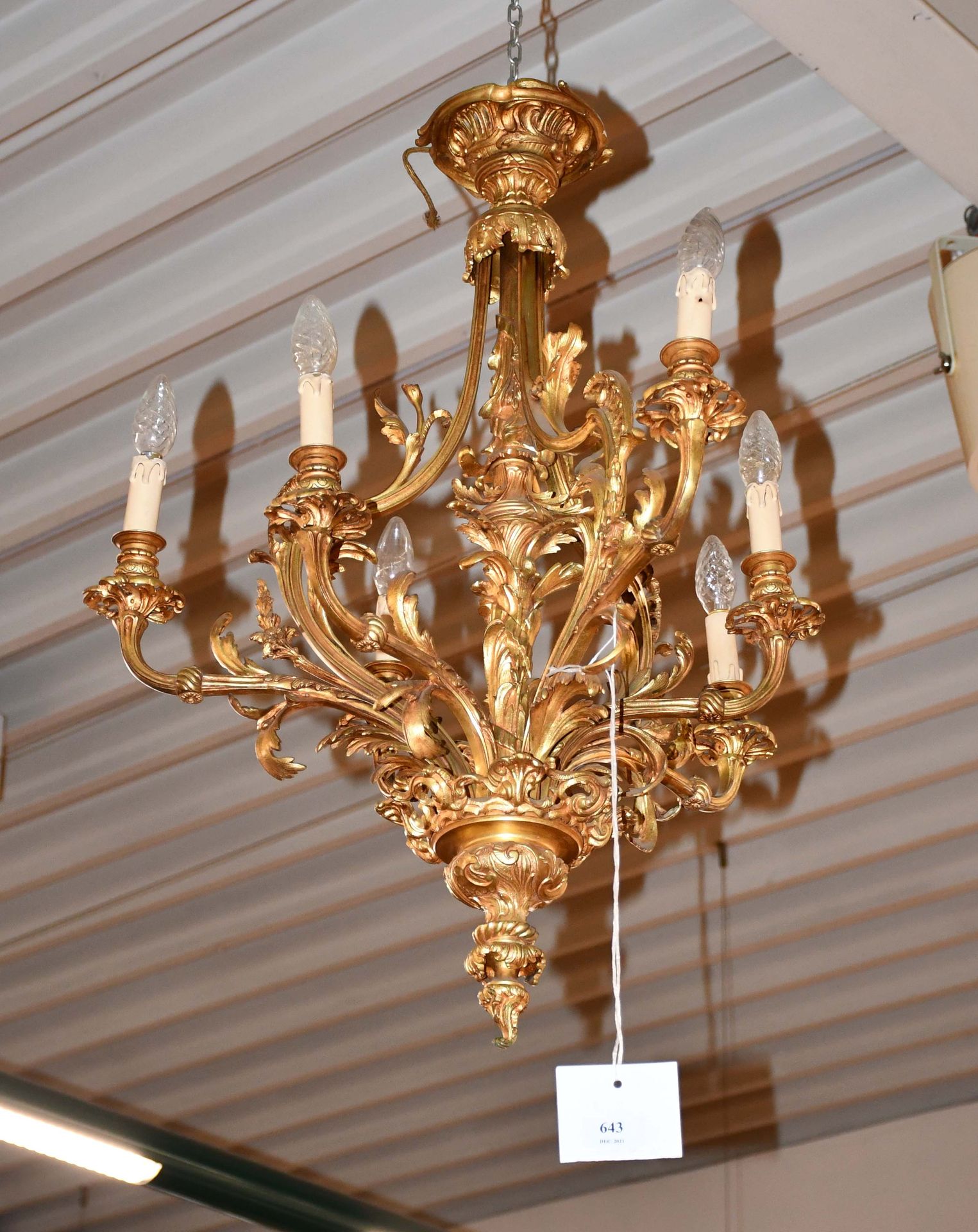 Null Araña de bronce dorado estilo Luis XV con seis brazos de luz