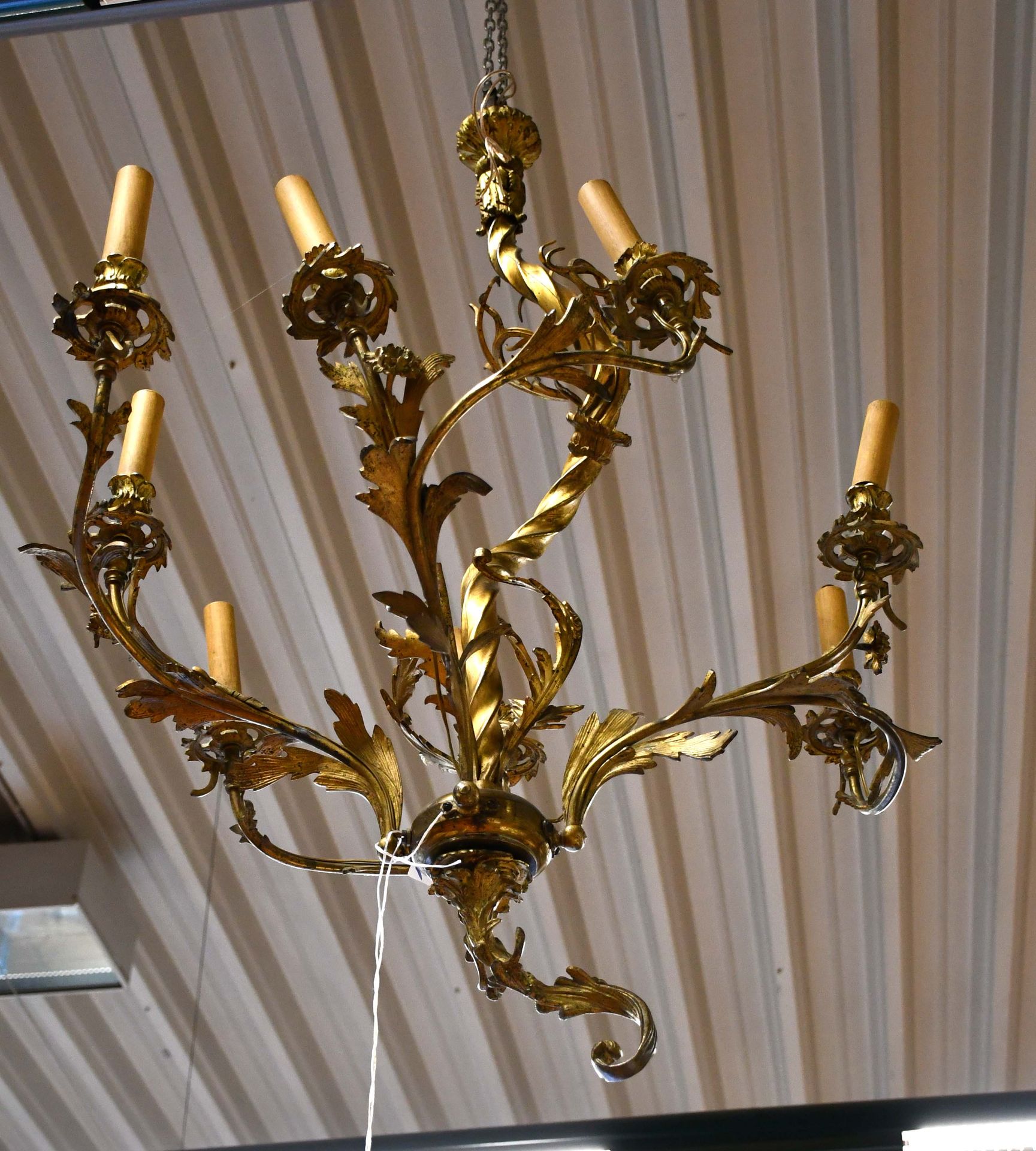 Null Lampadario antico in stile Rocaille dorato con quattro doppi bracci di luce