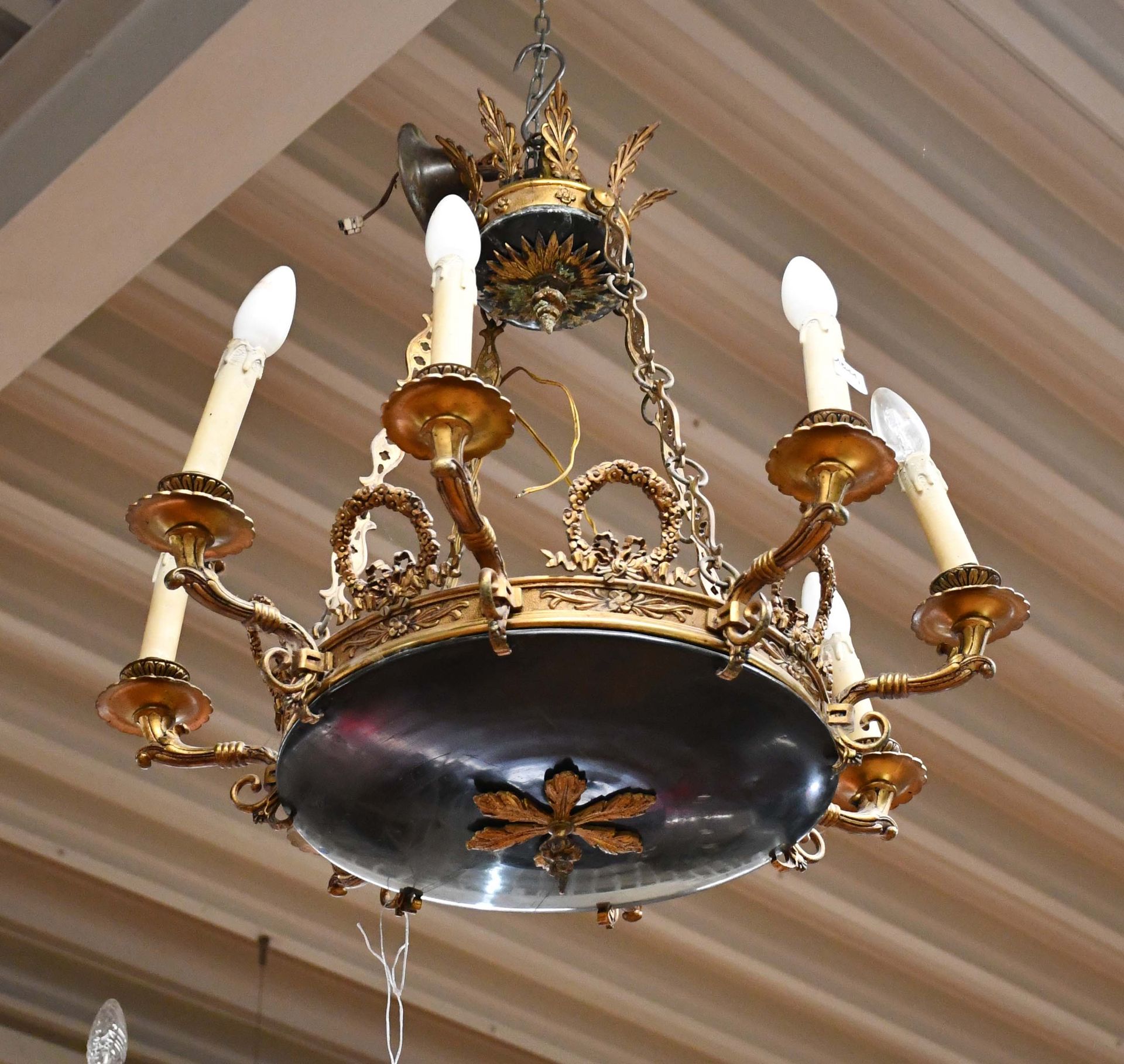 Null 古董帝国风格的红木和斑驳金属砂锅吊灯，有八个灯臂