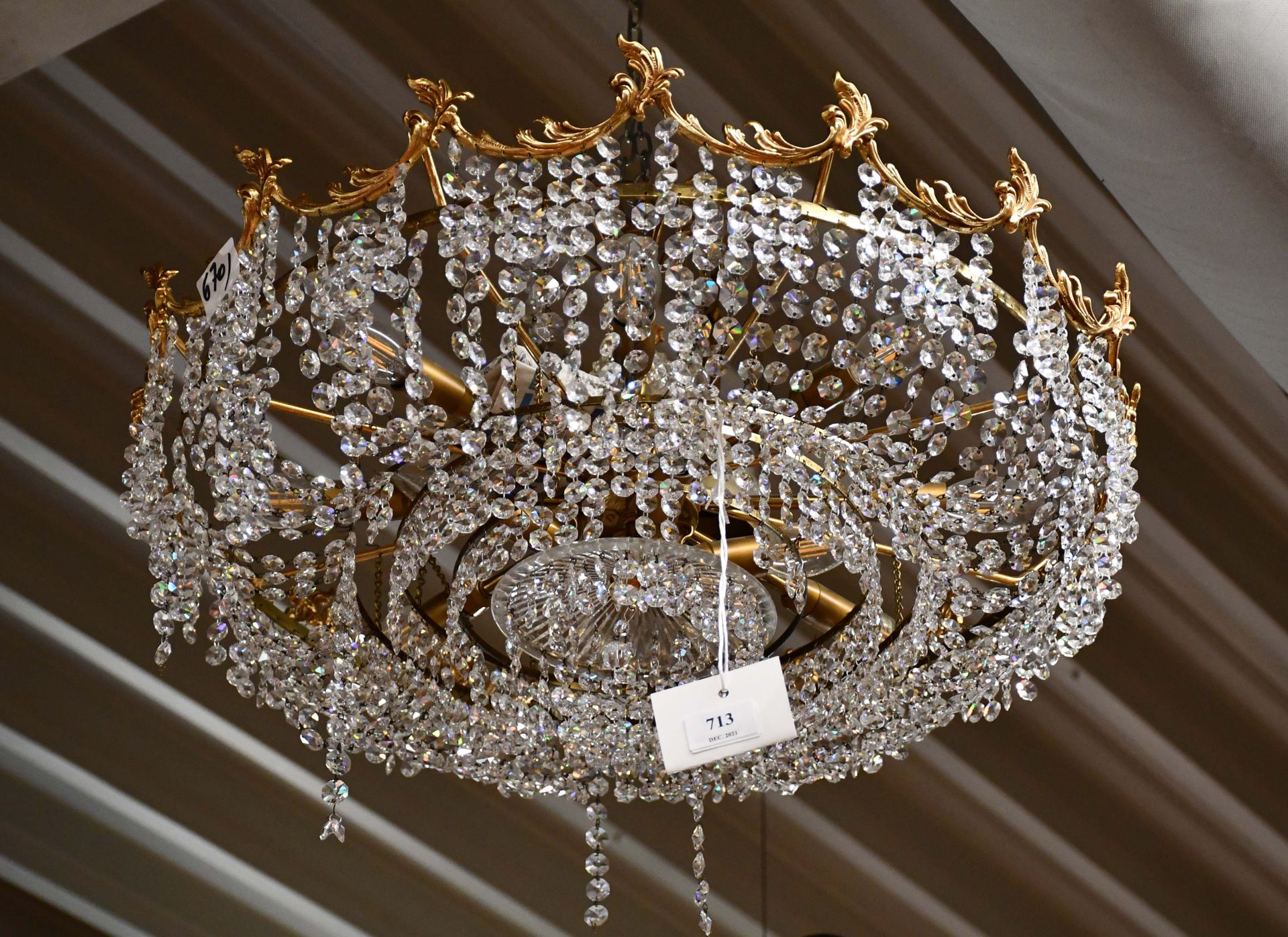 Null Gilded chandelier and crystal pendants with rocaille decoration
