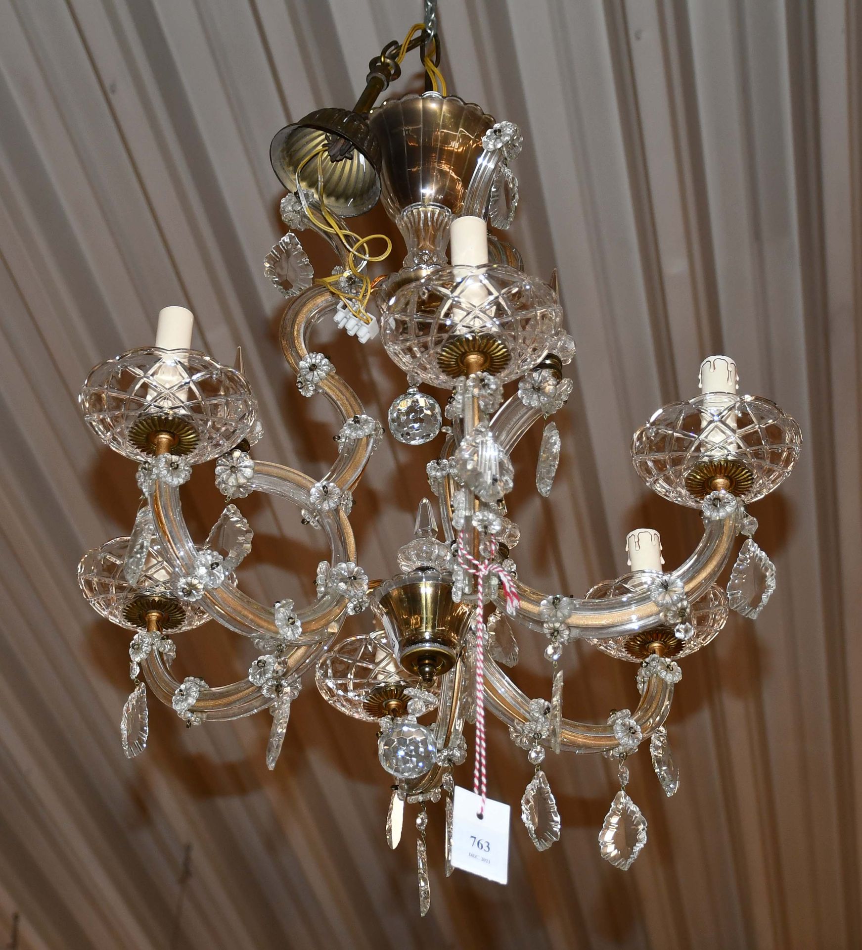 Null 玛丽-泰雷兹吊灯，有六个灯臂和两个壁灯