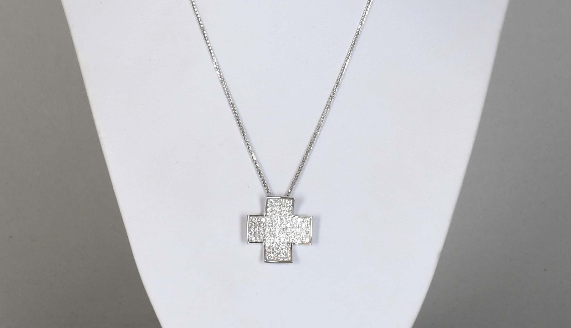 Null 瑰宝

十字形吊坠，18K白金材质，完全镶嵌钻石，18K白金材质的链条。总重量：+6,6克。